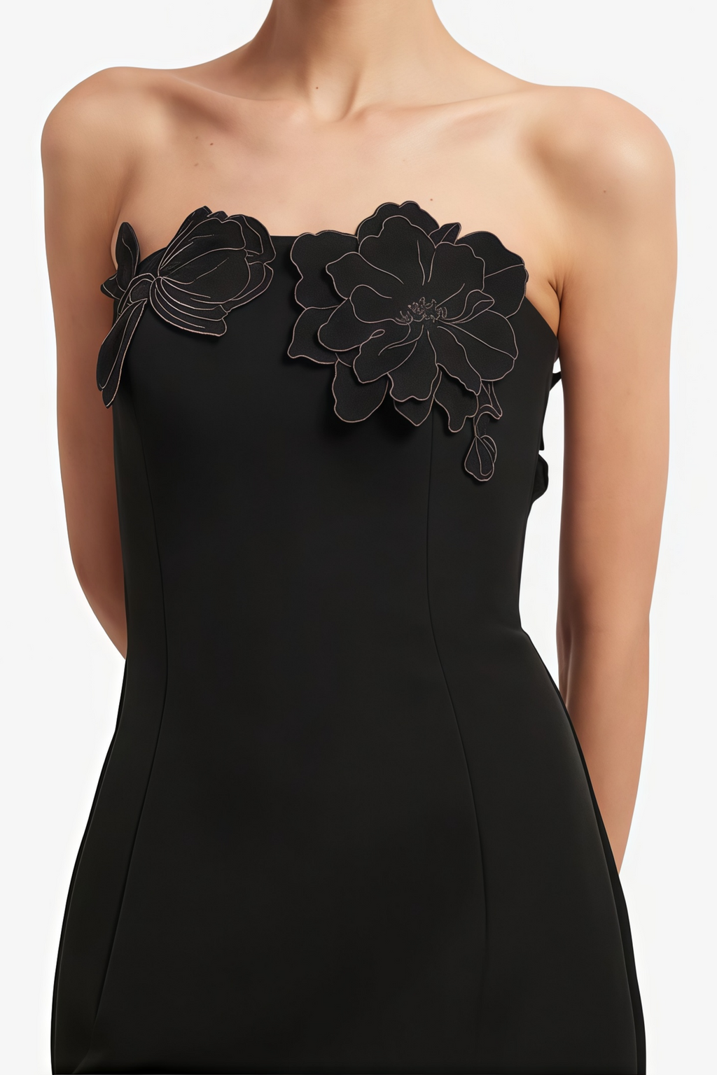 Vestido maxi sin tirantes negro con bordado floral y estructura bustier de la marca Bridal, en la imagen.