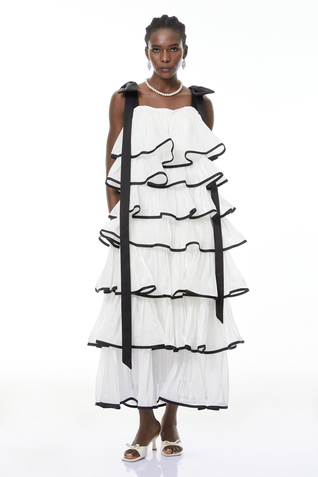 Vestido largo blanco Larissa de MRMelbourne con volantes y lazos, diseñado para un estilo elegante y femenino.
