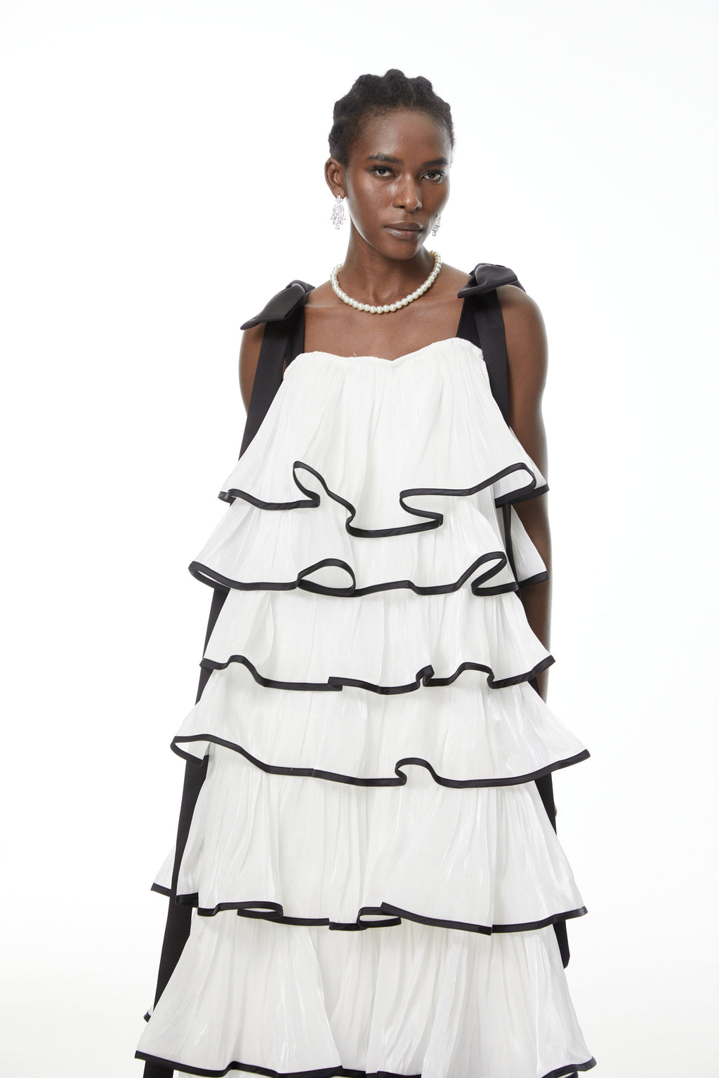 Vestido maxi blanco Larissa de MRMelbourne con volantes y lazos, mostrando detalles elegantes y estilo femenino.
