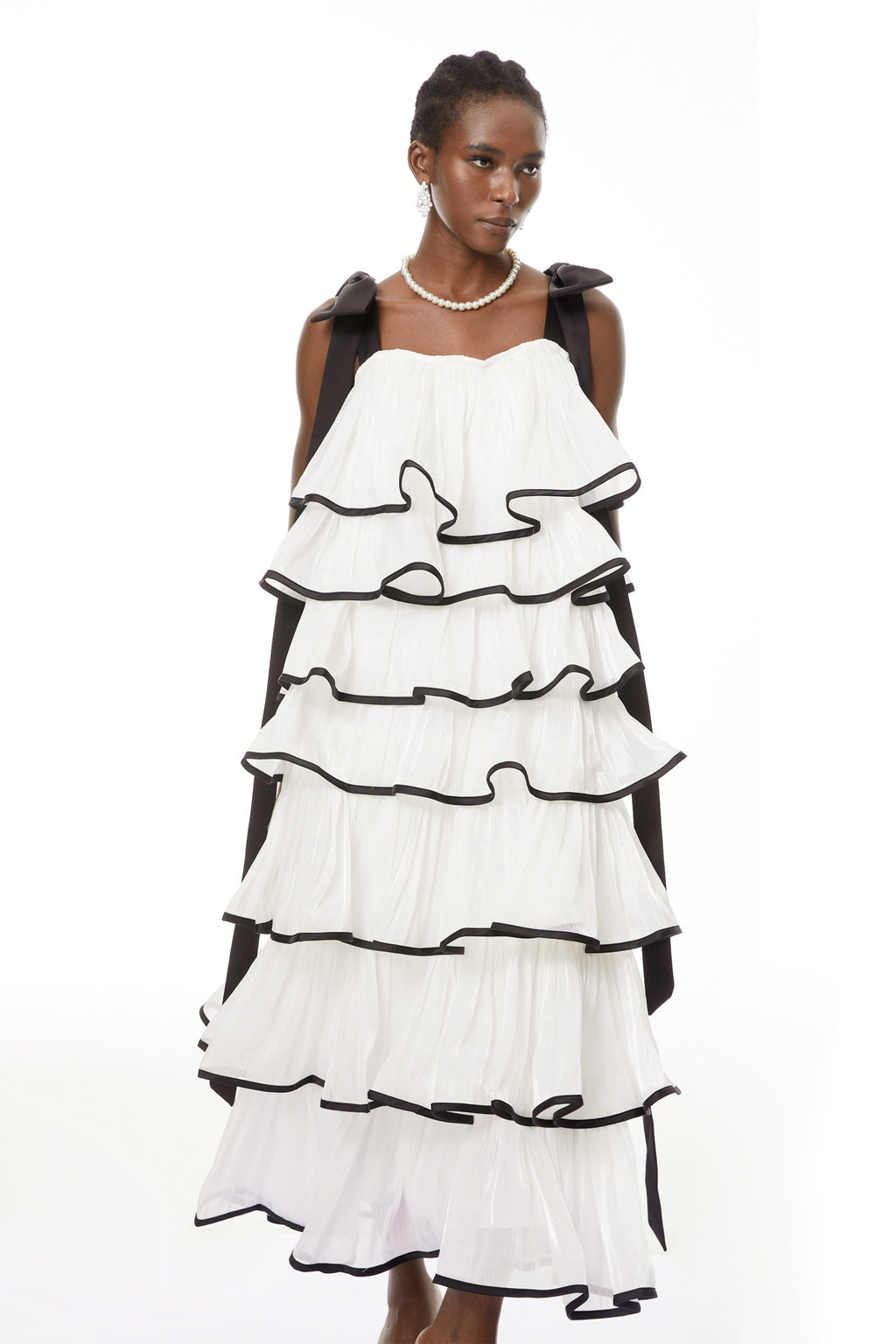 Vestido largo blanco Larissa de MRMelbourne con volantes y lazos, con detalles elegantes y estilo femenino.