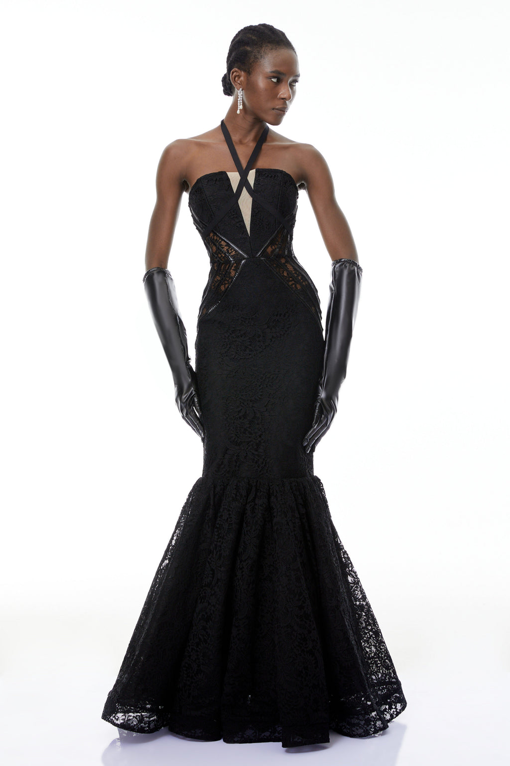 Vestido largo negro de sirena con escote halter de MRTokyo, modelo Letiția, con diseño ajustado y elegante para ocasiones especiales.