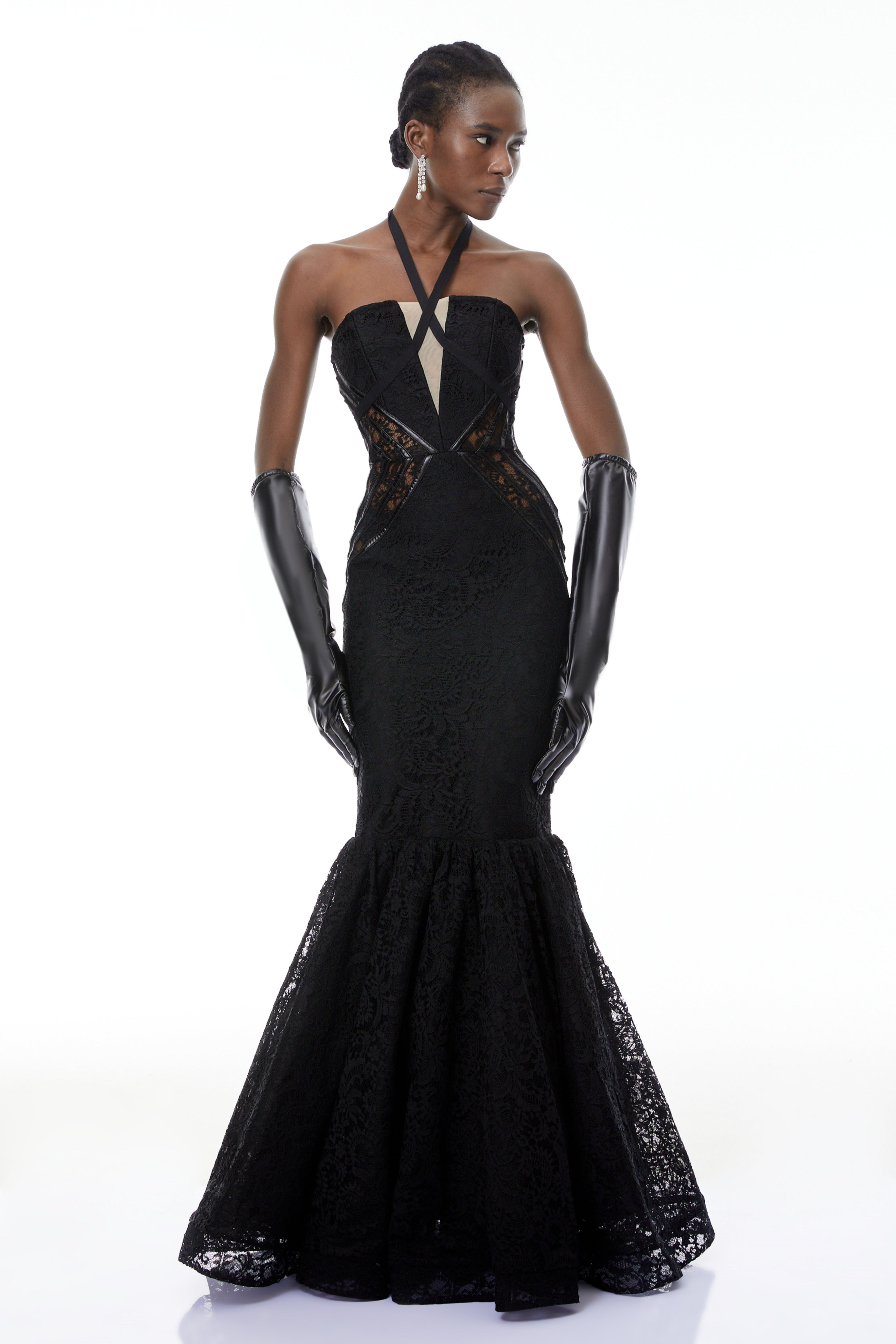 Vestido largo negro de sirena con escote halter de MRTokyo, modelo Letiția, con diseño ajustado y elegante para ocasiones especiales.