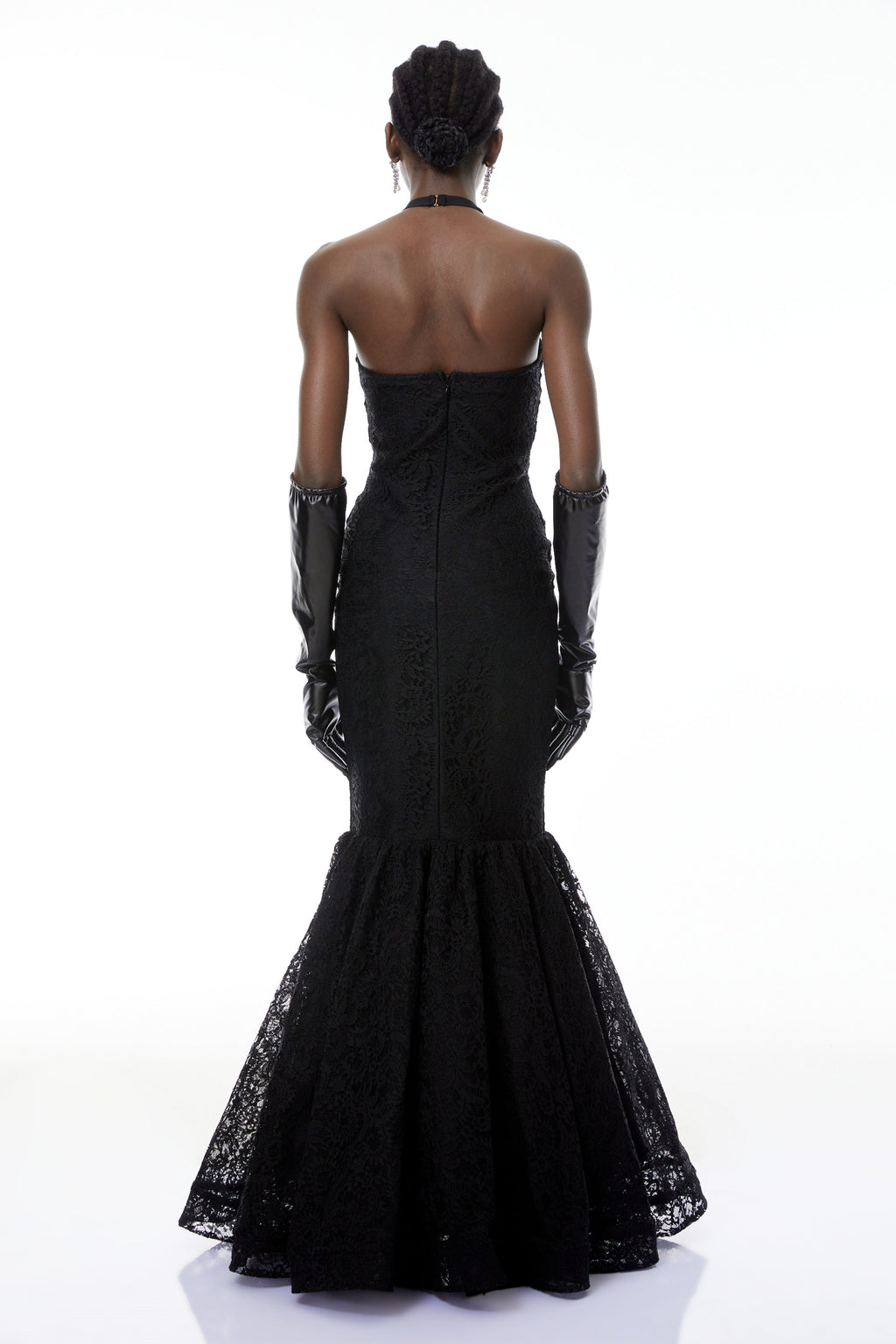 Vestido largo negro de sirena con escote halter de MRTokyo, estilo elegante y ajustado que realza la figura femenina.