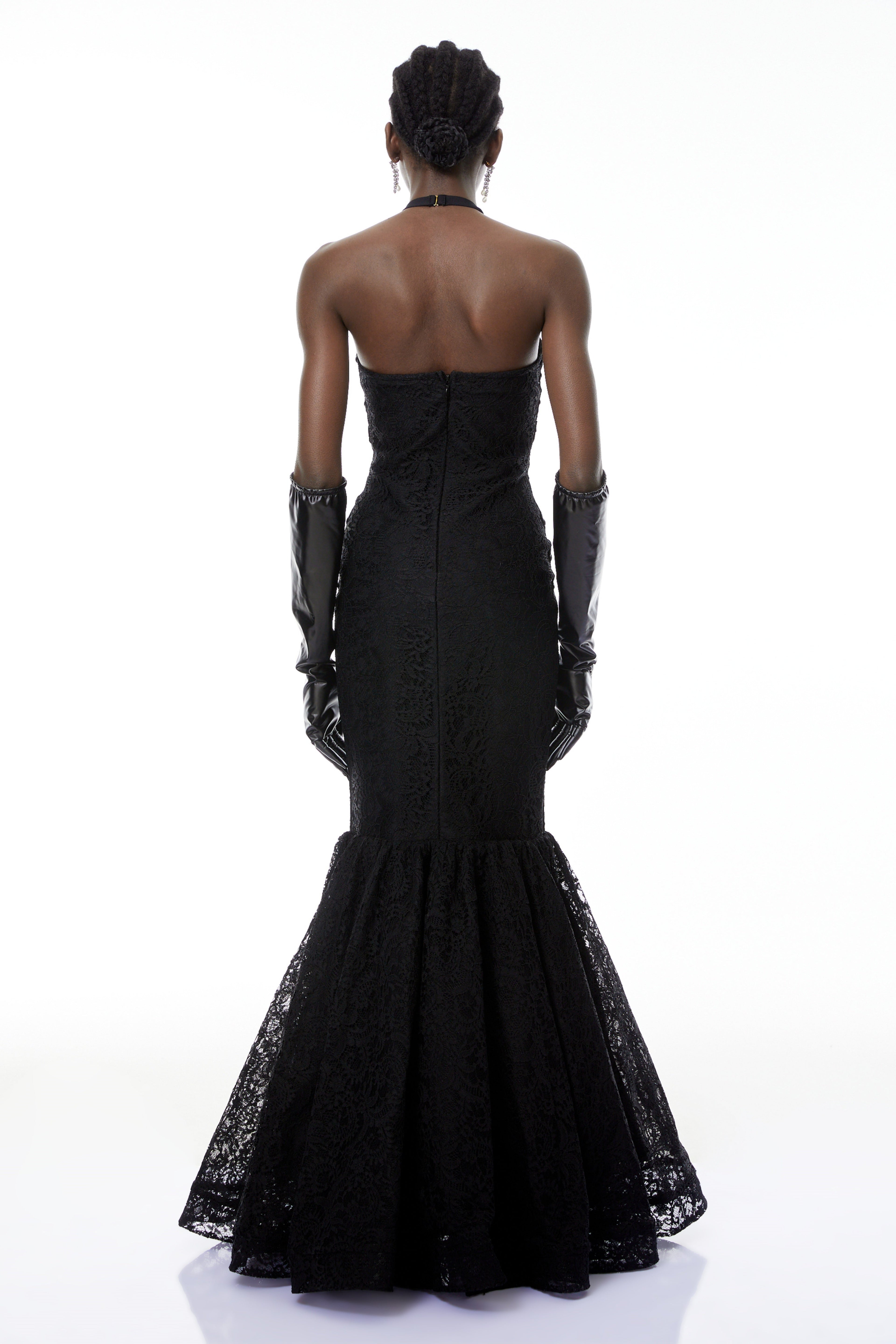Vestido largo negro de sirena con escote halter de MRTokyo, estilo elegante y ajustado que realza la figura femenina.