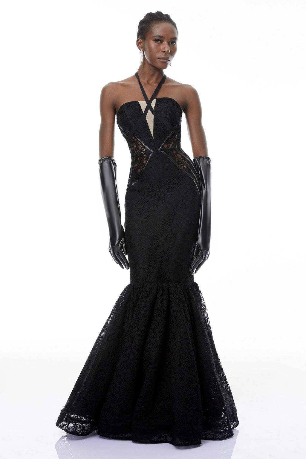 Vestido largo negro de sirena con cuello halter de MRTokyo, estilo elegante y ajustado, con detalles de diseño en la parte superior.