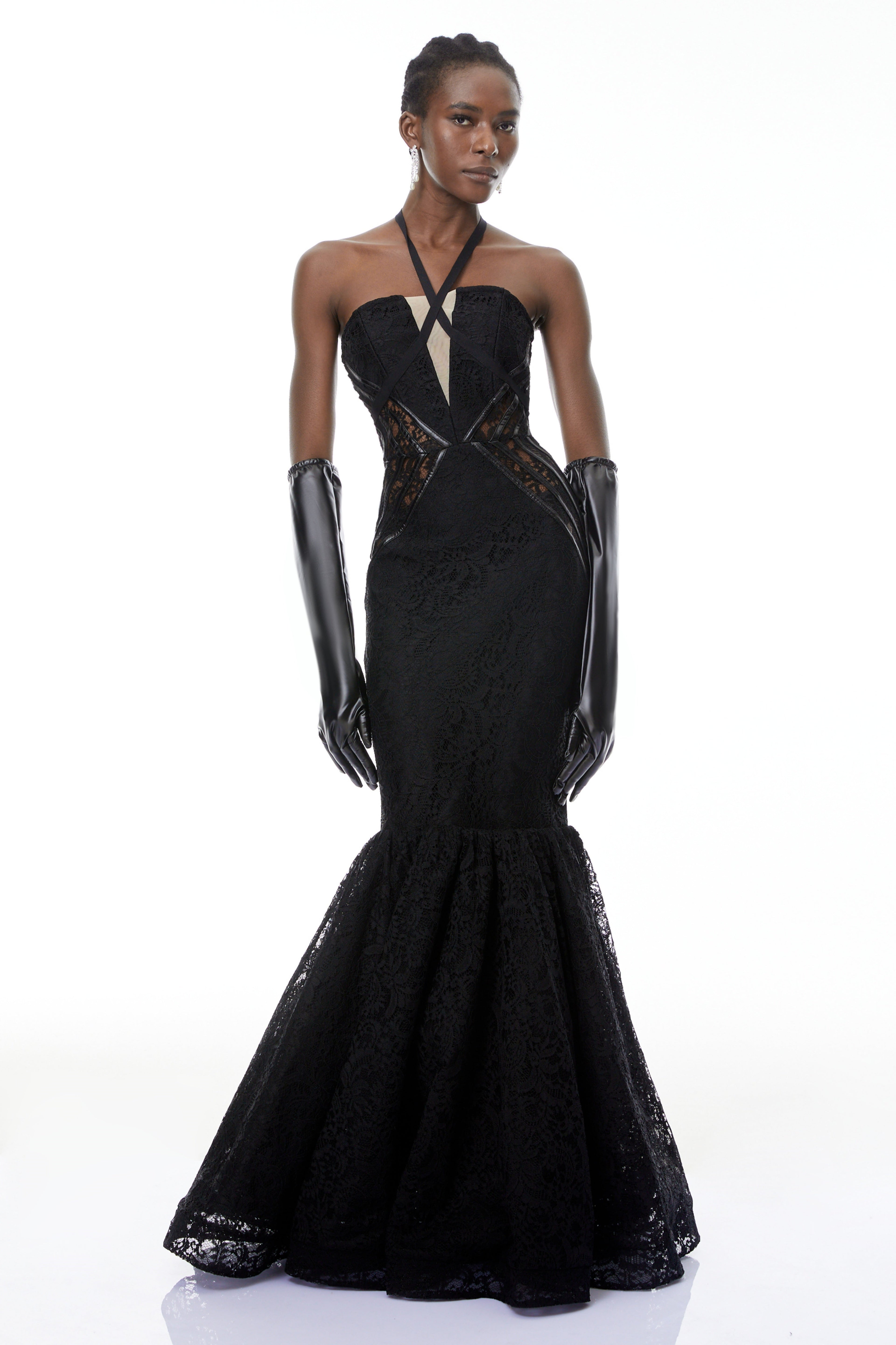 Vestido largo negro de sirena con cuello halter de MRTokyo, estilo elegante y ajustado, con detalles de diseño en la parte superior.