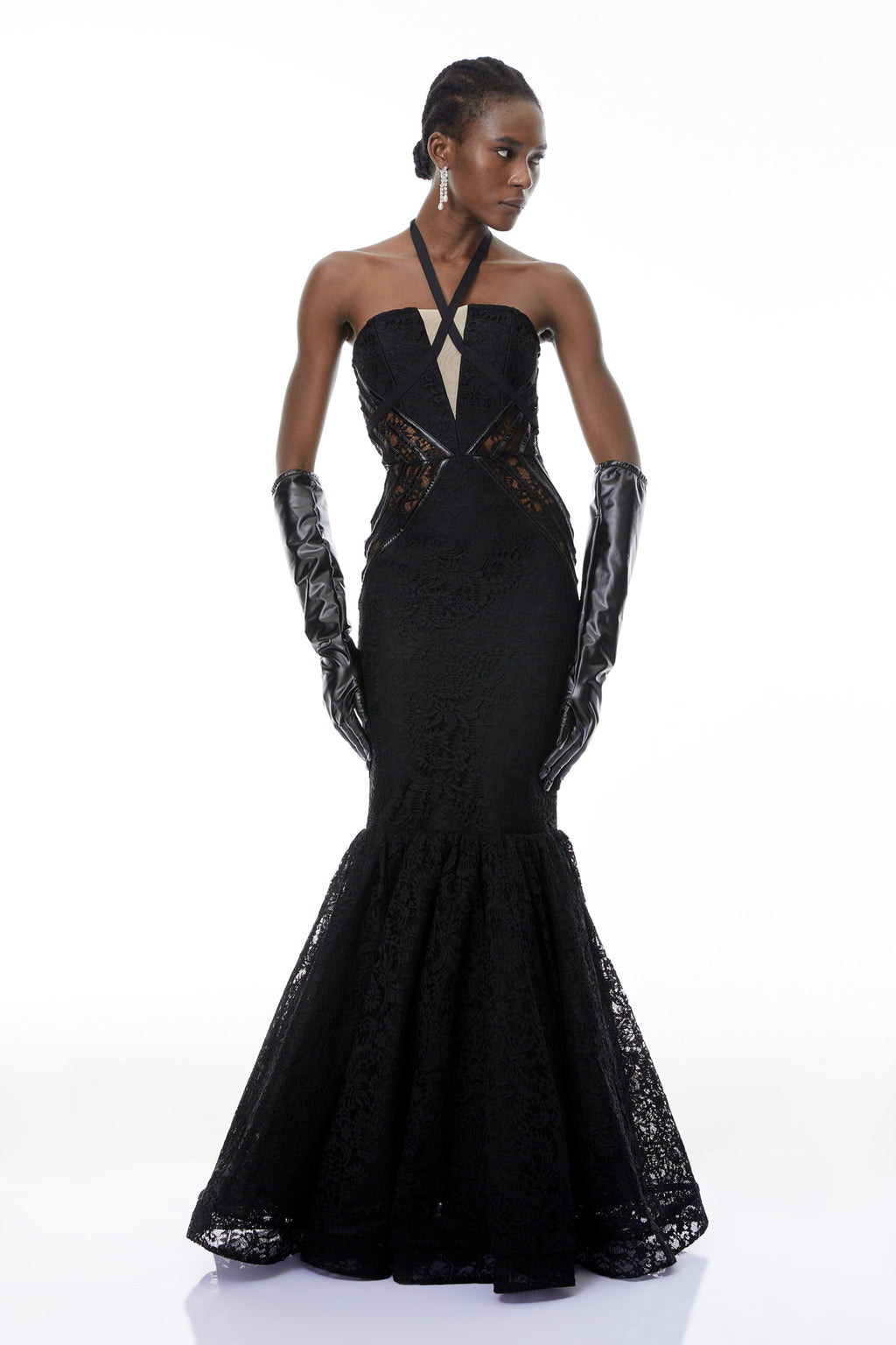 Vestido largo negro Letiția de MRTokyo, rochie maxi sirenă cu decolteu halter și croială elegantă, pe manechin.