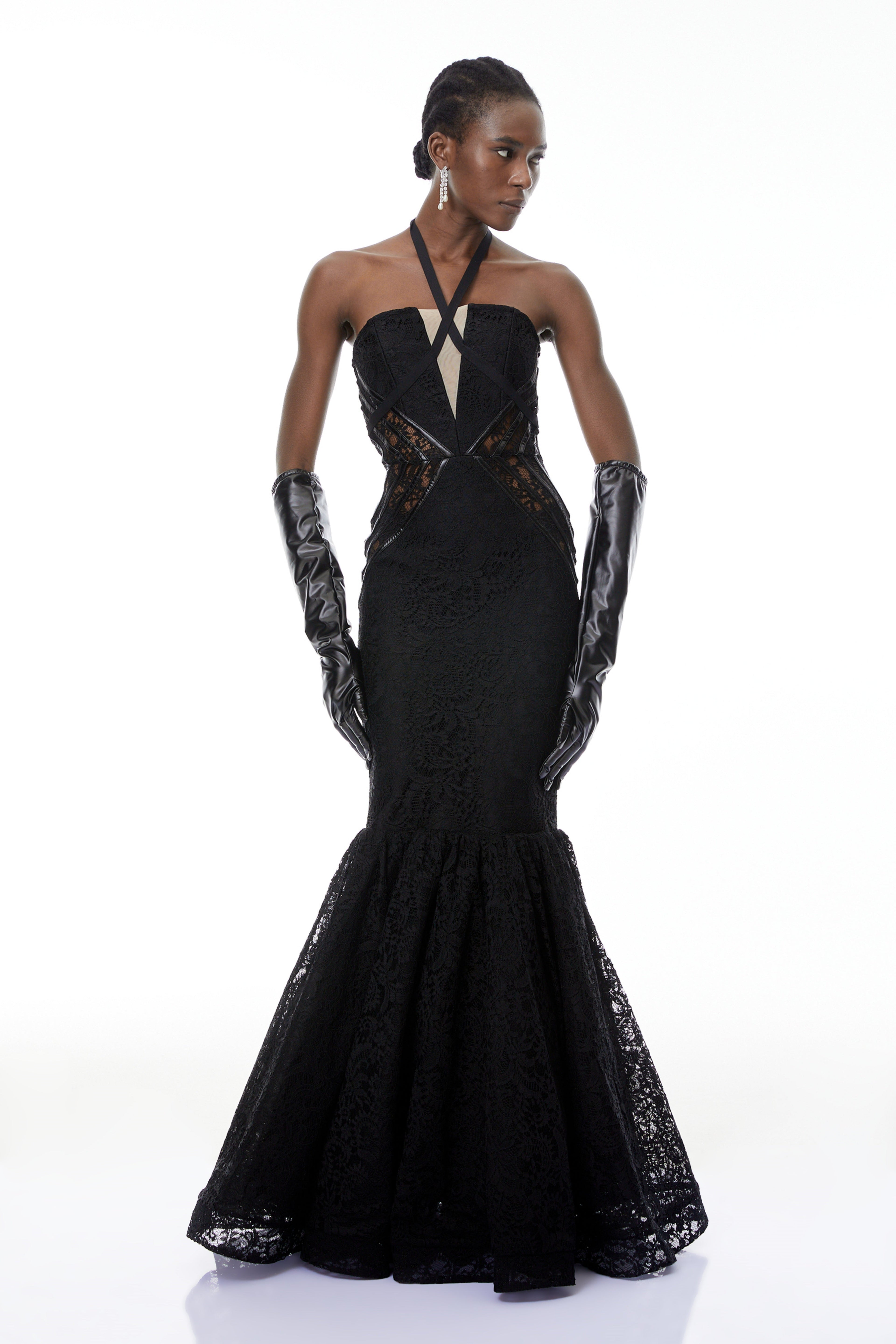 Vestido largo negro Letiția de MRTokyo, rochie maxi sirenă cu decolteu halter și croială elegantă, pe manechin.