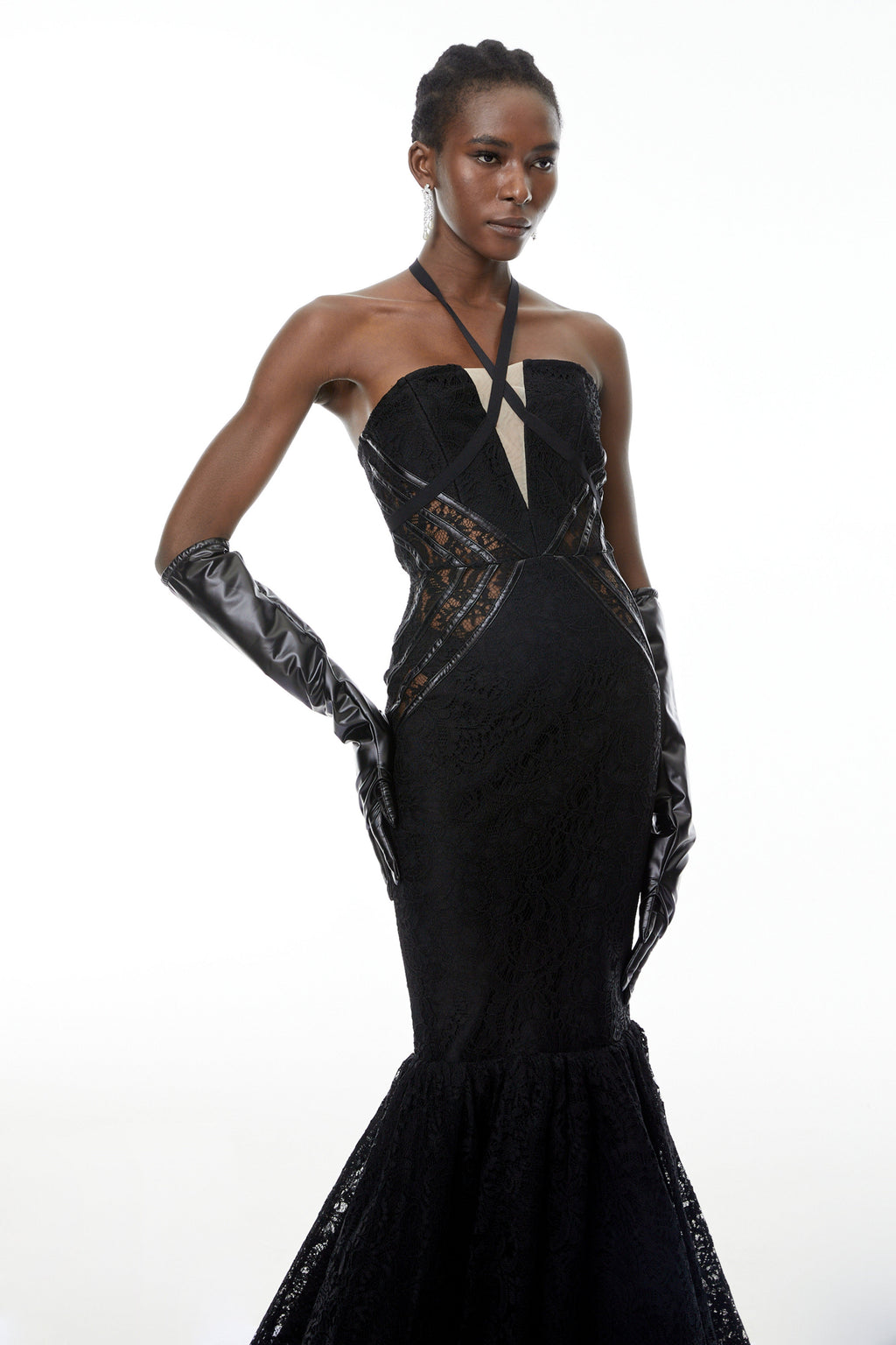 Vestido largo negro de sirena con escote halter, diseño elegante de la marca MRTokyo, visible en la imagen.