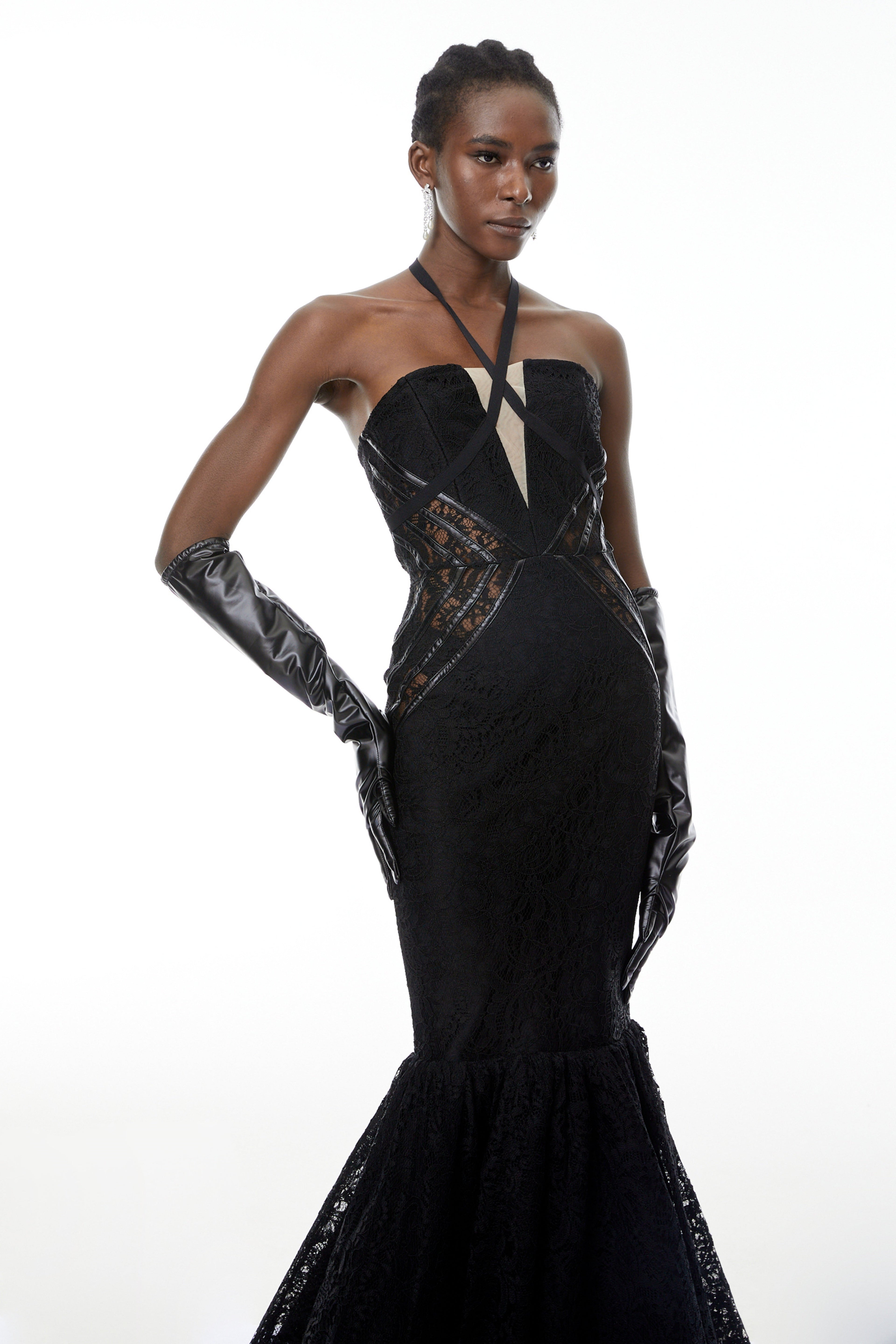 Vestido largo negro de sirena con escote halter, diseño elegante de la marca MRTokyo, visible en la imagen.