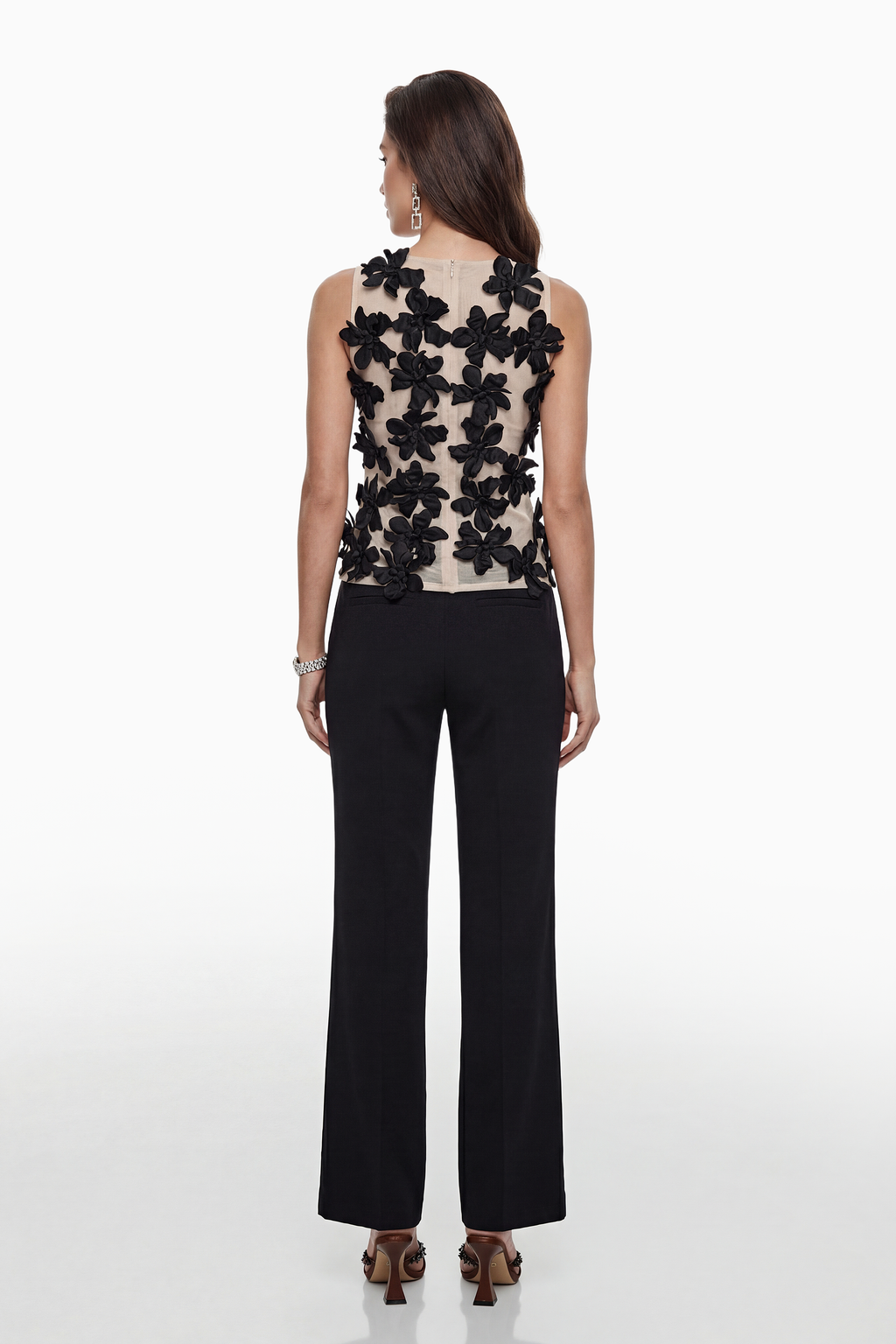 Camiseta sin mangas negra Letizia con apliques florales de MRNewyork, vista frontal en diseño elegante y moderno