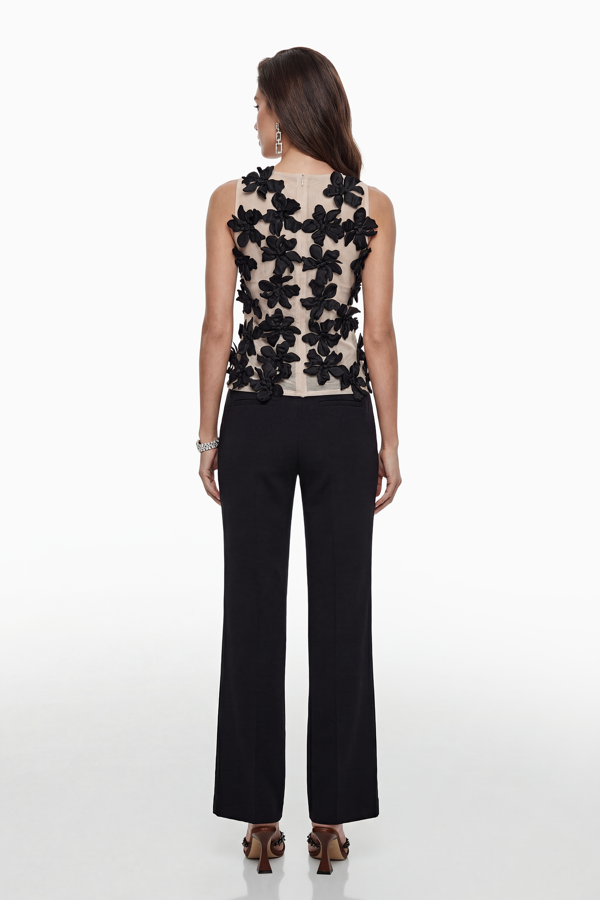 Camiseta sin mangas negra Letizia con apliques florales de MRNewyork, vista frontal en diseño elegante y moderno