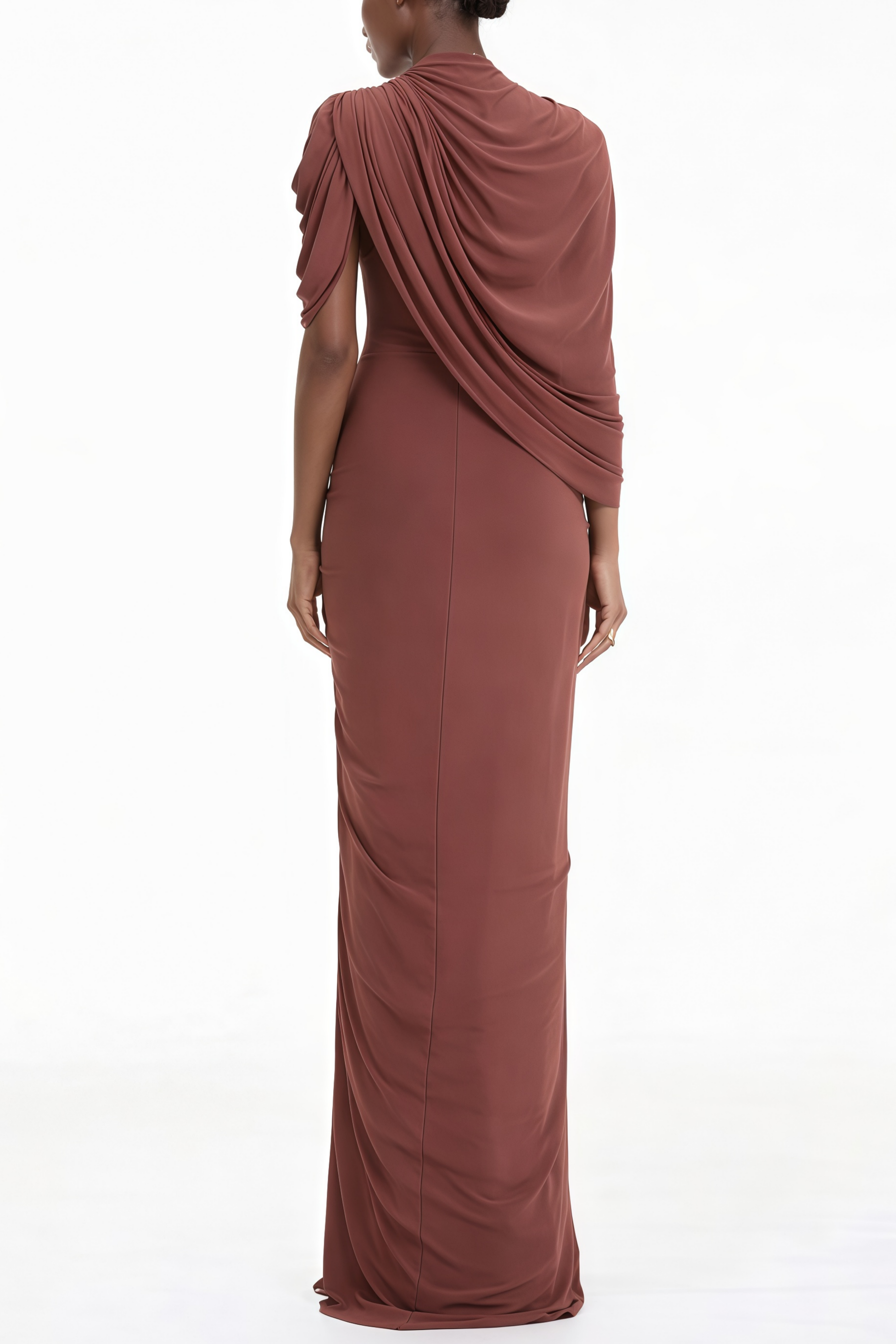 Vestido largo de novia Liliana Brown con capa asimétrica, drapeado y diseño maxi, ideal para ocasiones elegantes y formales.