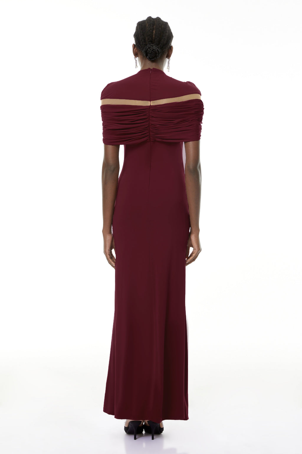 Vestido largo burdeos MRTokyo Lise con drapeado, detalles cortados y estilo ajustado para ocasiones elegantes.