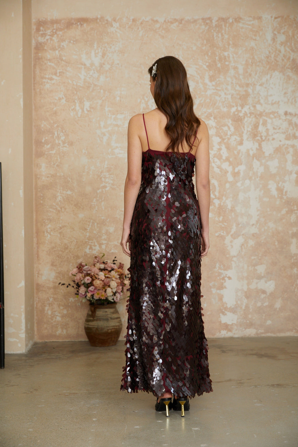 Vestido maxi marrón con cuello en V y detalles de lentejuelas de la marca MRNewyork, con diseño elegante y brillante.
