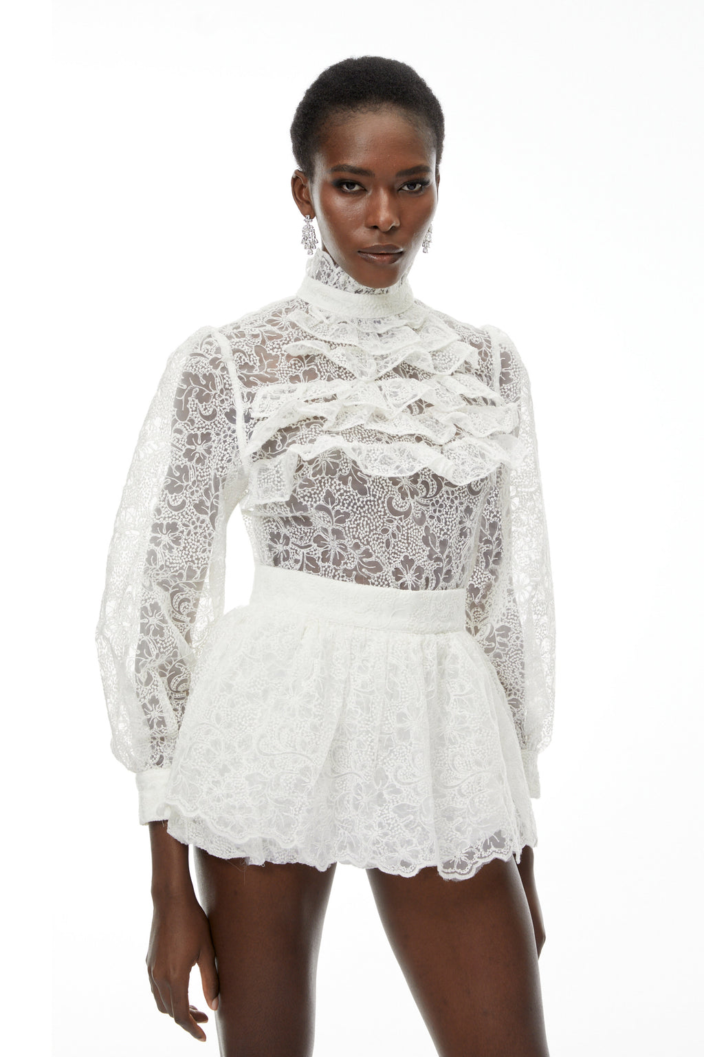 Conjunto de blusa de encaje blanca y falda con volantes de MRMelbourne, mostrando detalles elegantes y delicados en la ropa femenina.