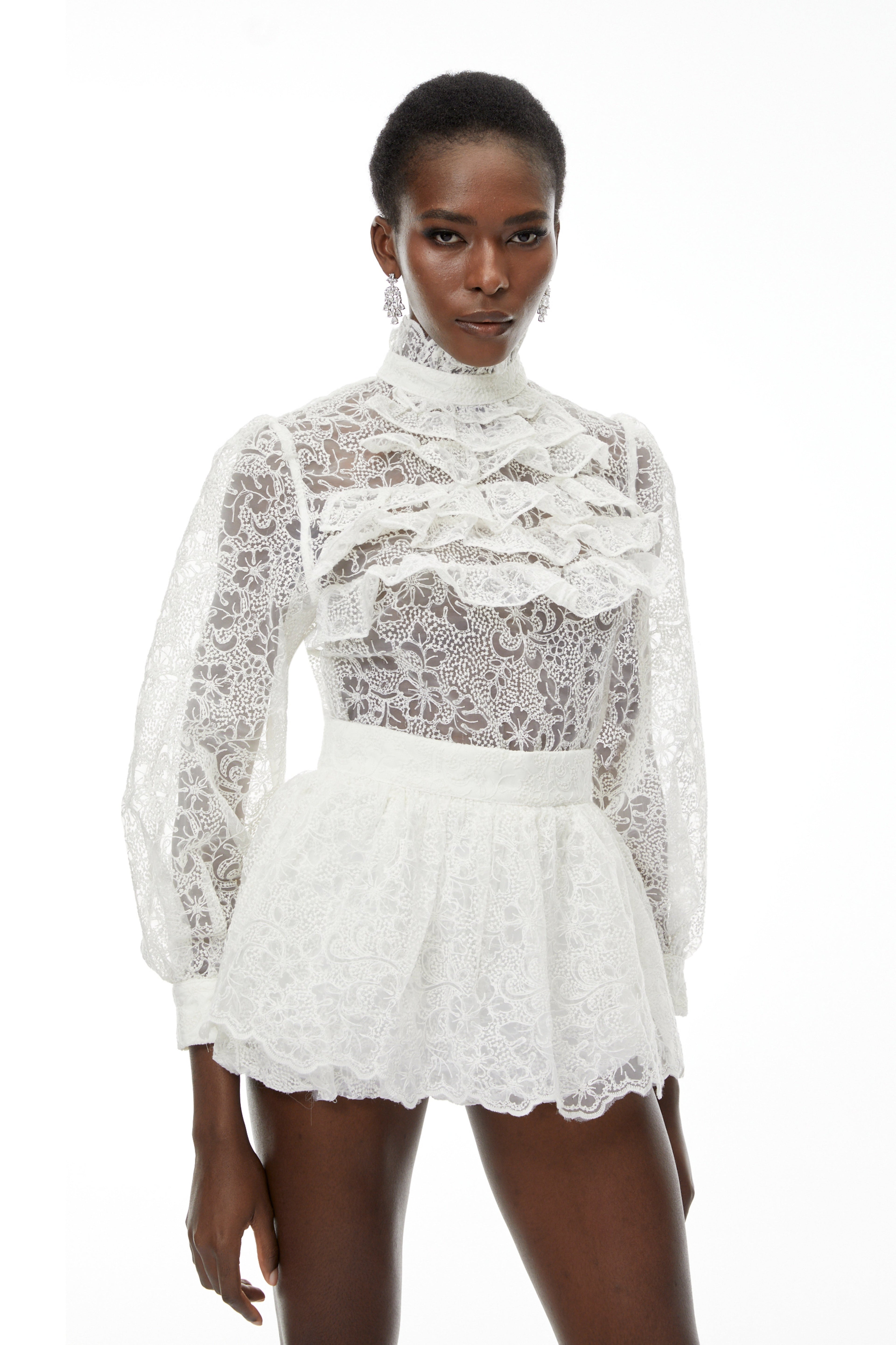 Conjunto de blusa de encaje blanca y falda con volantes de MRMelbourne, mostrando detalles elegantes y delicados en la ropa femenina.