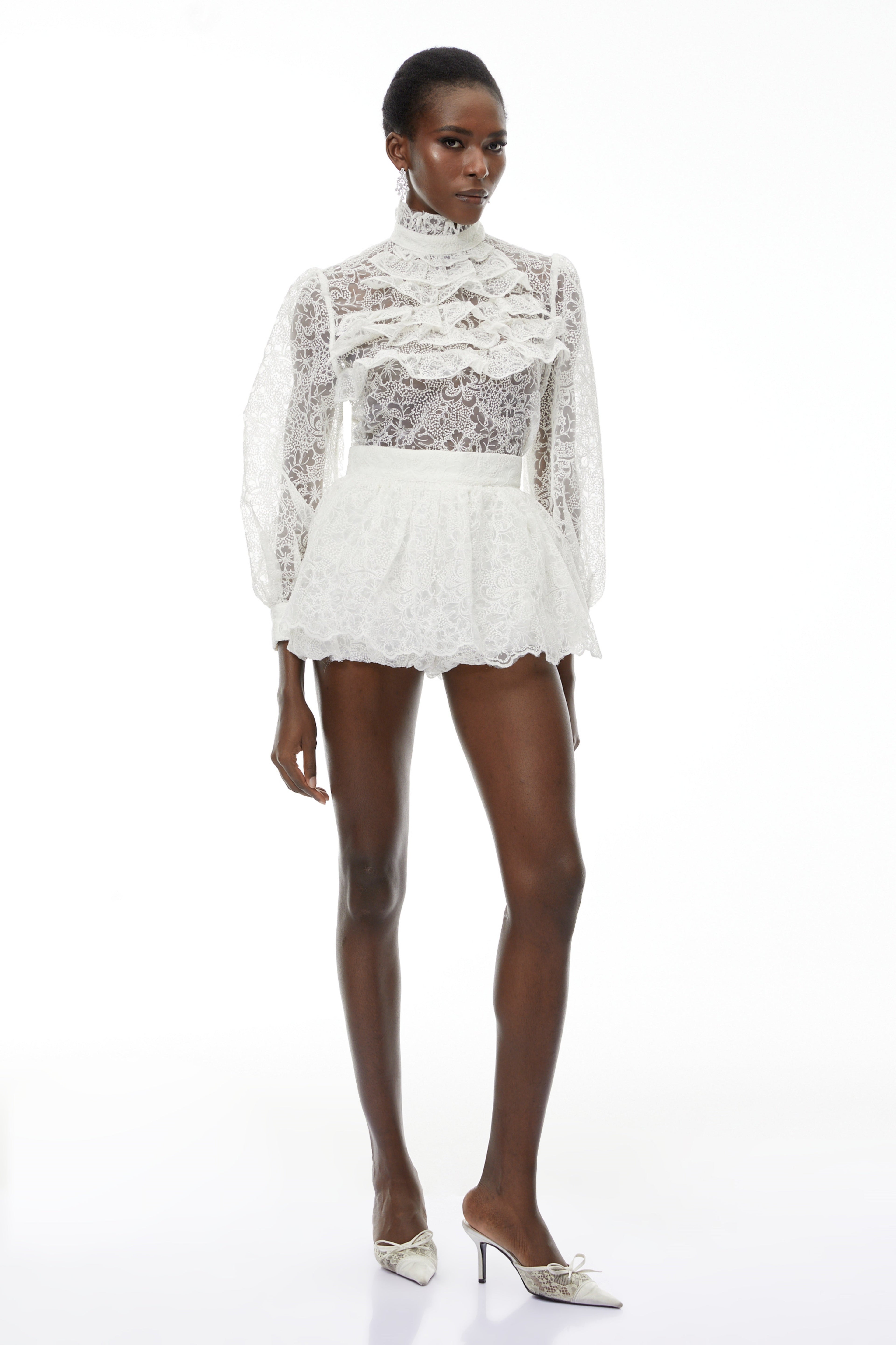 Conjunto de blusa de encaje blanca y falda con volantes de MRMelbourne, con detalles elegantes y tejidos delicados.