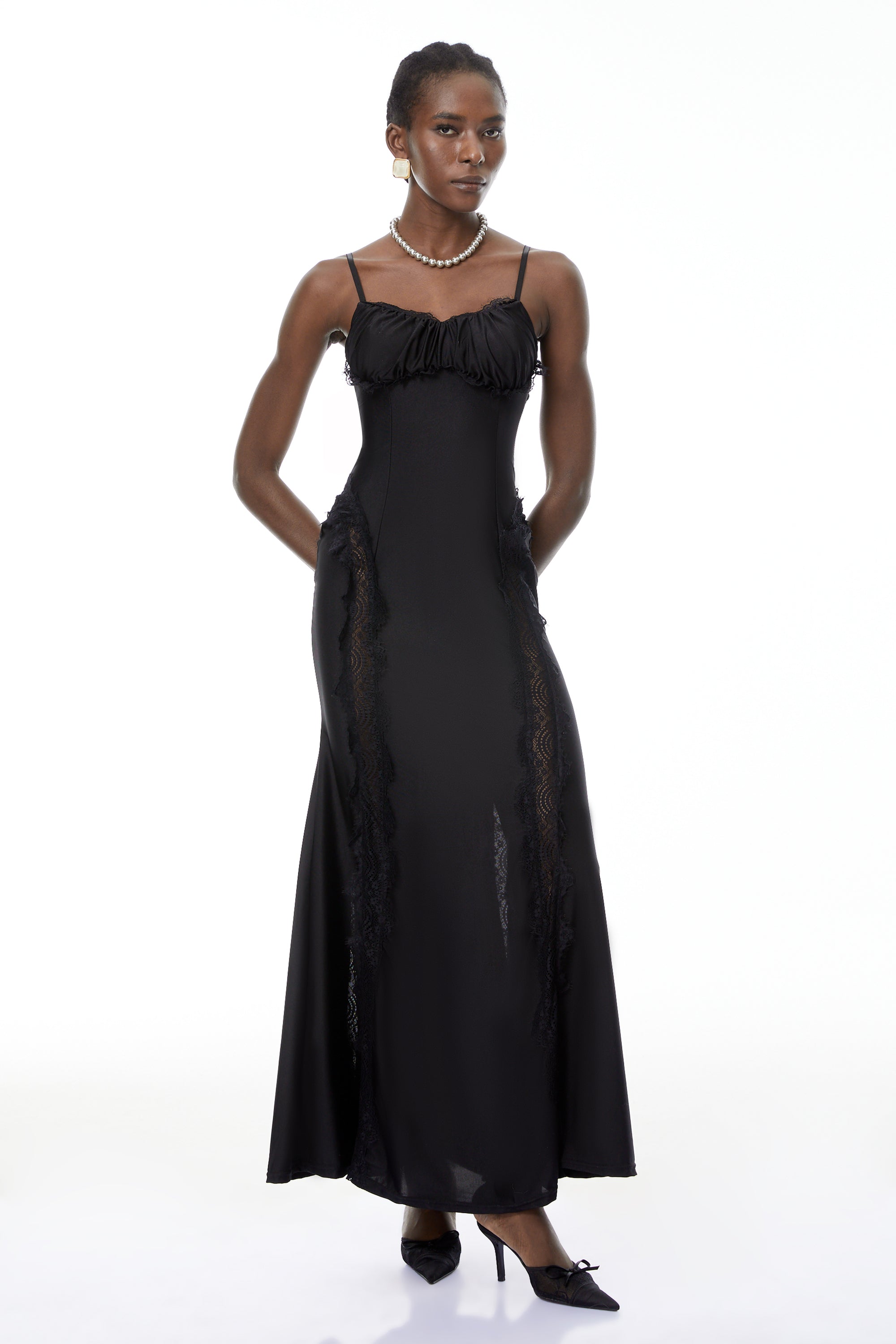 Vestido maxi corsé con encaje negro y detalles de encaje, diseñado por MRTokyo, con estilo elegante y sofisticado.