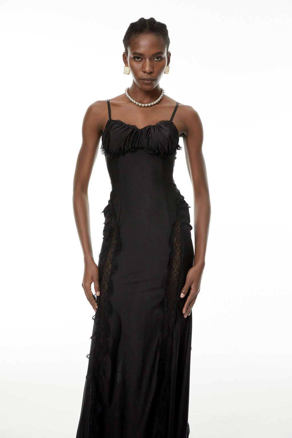 Vestido maxi negro con corsé y encaje de seda de MRTokyo, elegante y ajustado en la parte superior con falda larga y fluida.