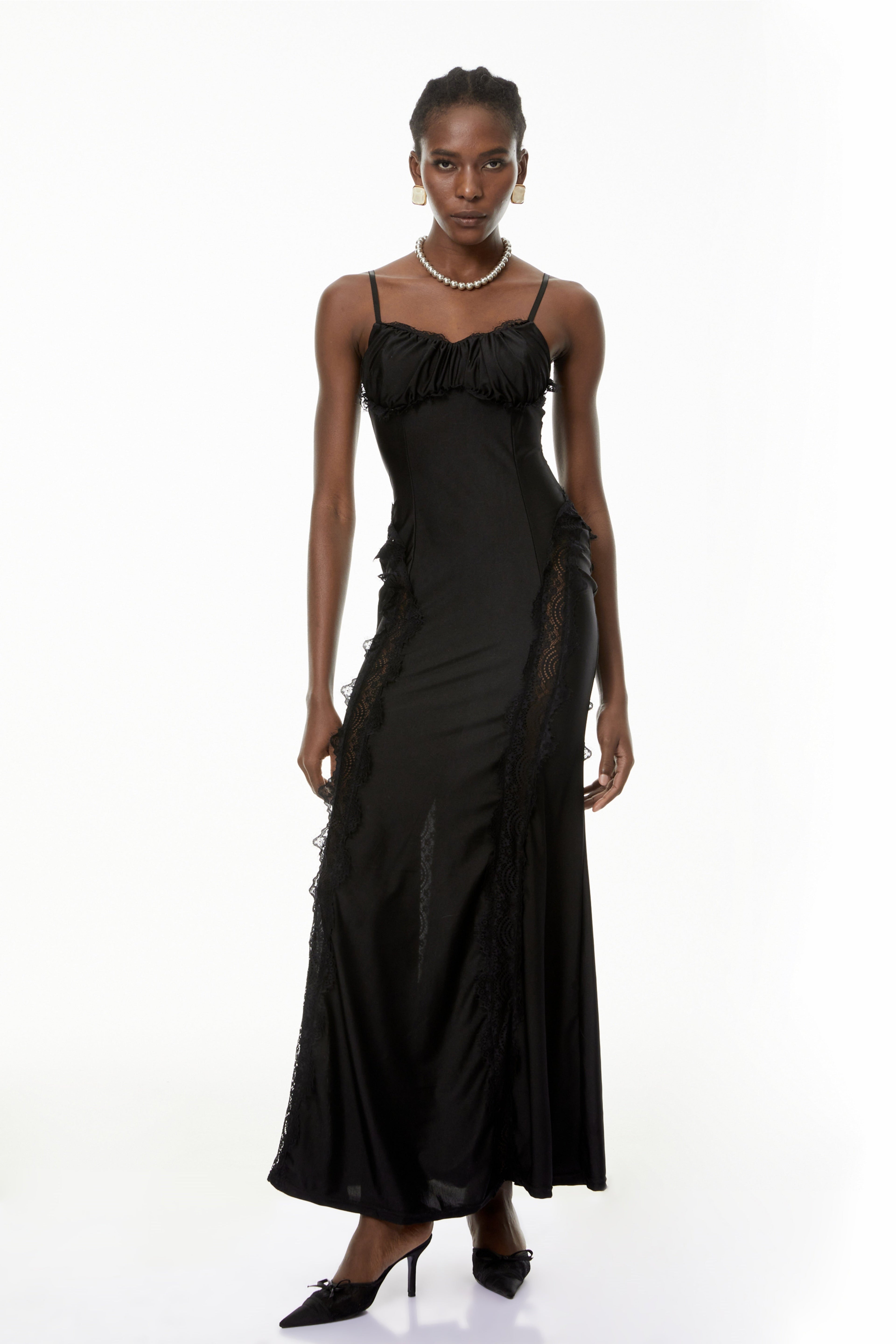 Vestido largo maxi negro con corset y encaje de MRTokyo, detalles de encaje negro en la parte superior y ajuste ceñido.
