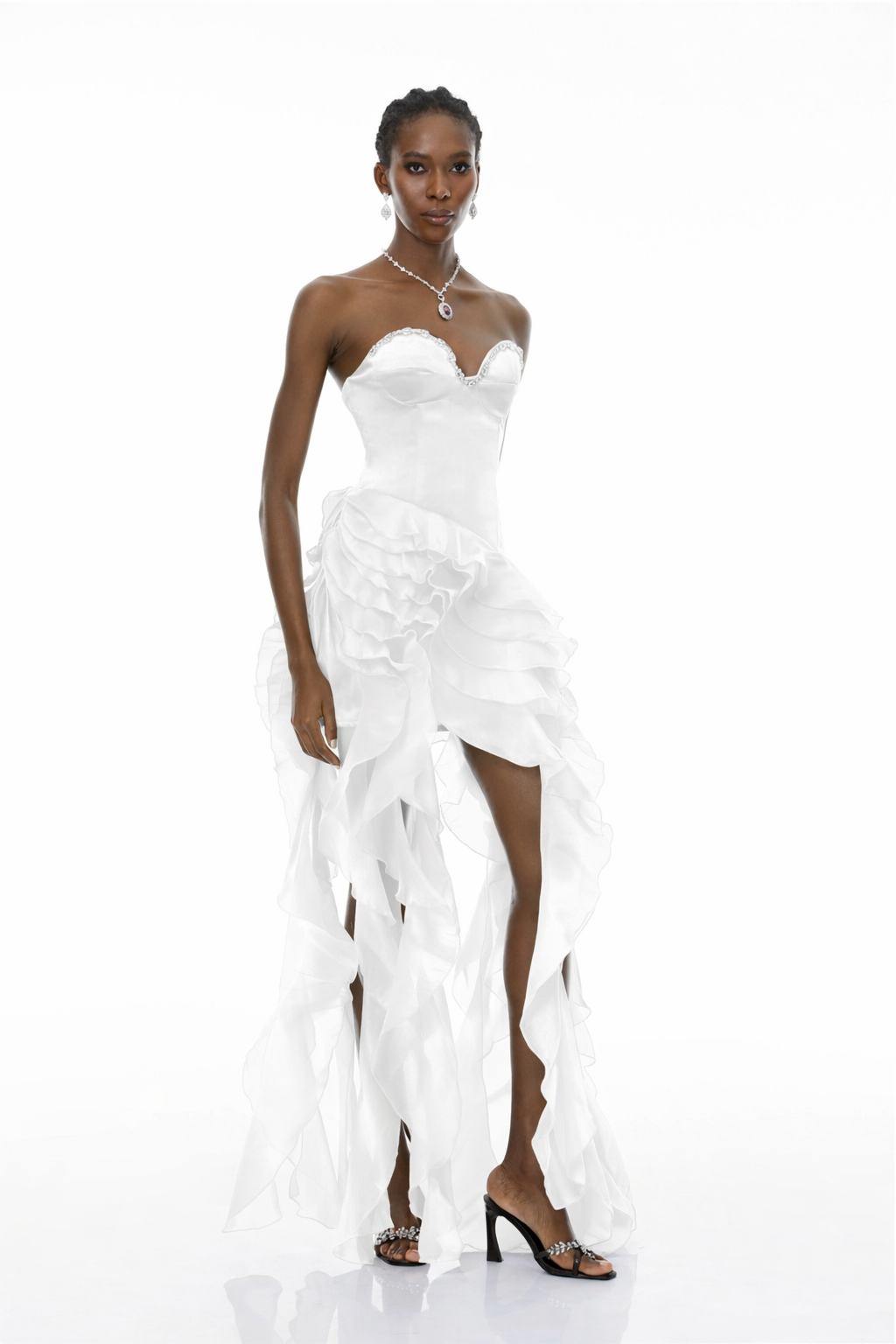 Vestido maxi sin tirantes blanco Lunetta de MRTokyo con volantes y estilo elegante para ocasiones especiales.
