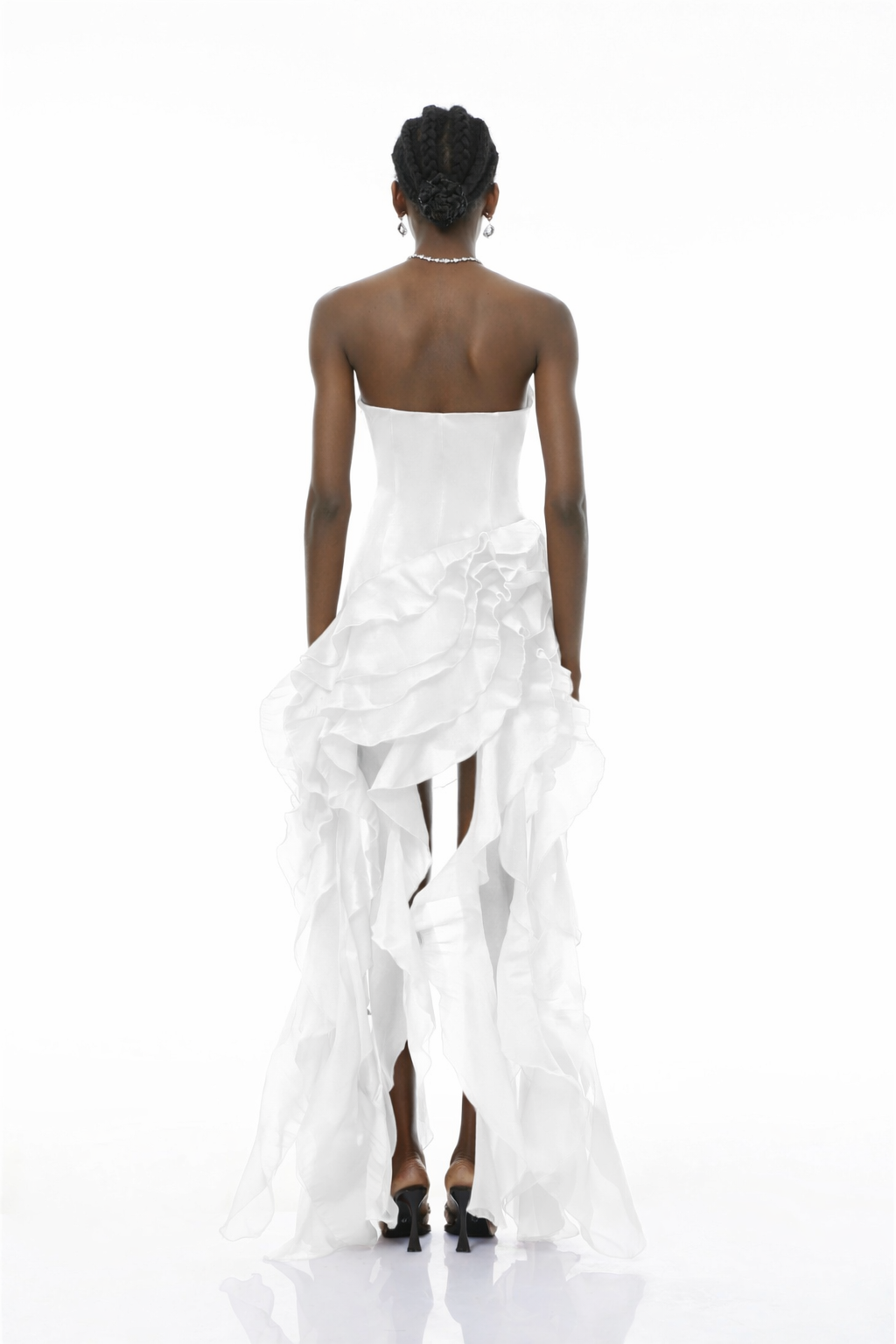 Vestido largo maxi sin tirantes blanco con volantes de la marca MRTokyo, con diseño elegante y femenino.