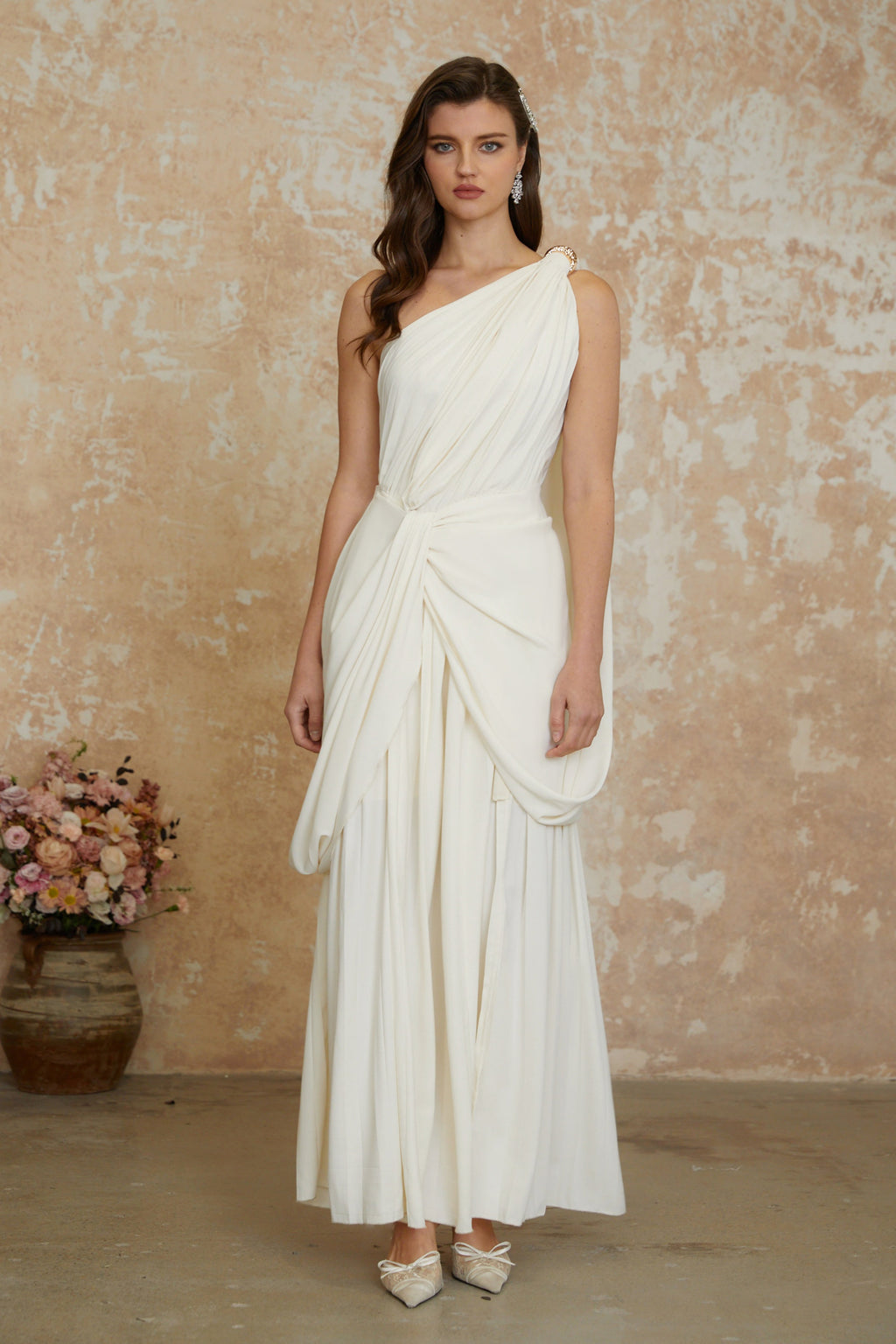 Vestido largo blanco con drapeado y abertura alta, estilo maxi con escote en forma de twist, de la marca MRNewyork.
