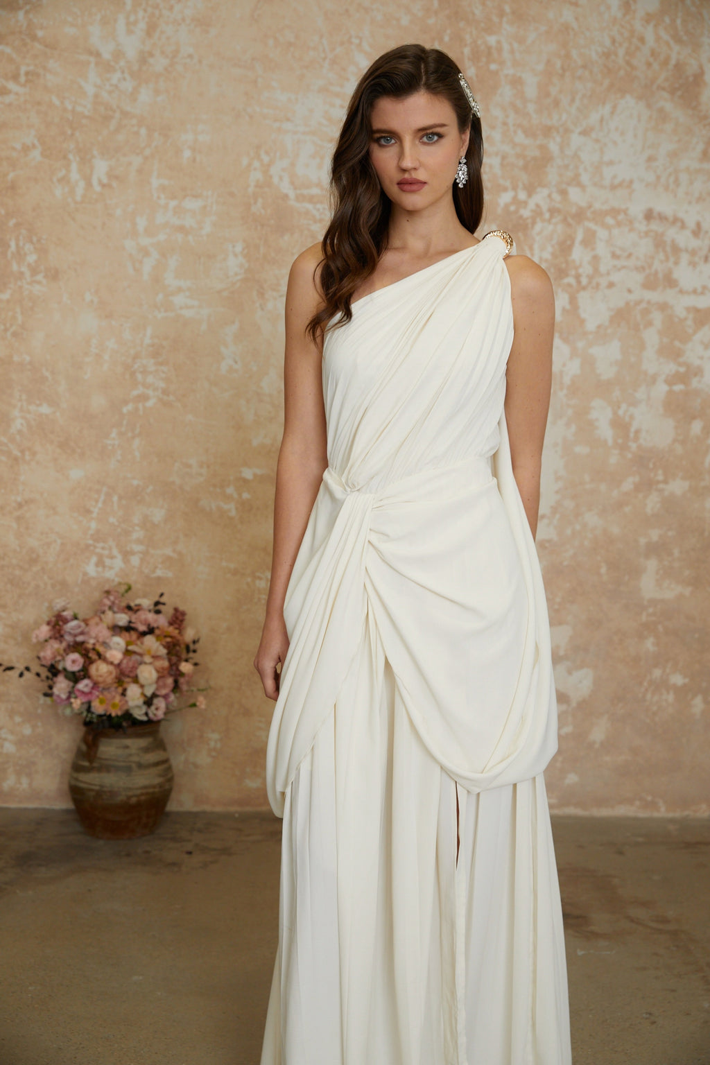 Vestido largo blanco MRNewyork Lyric White Twist con abertura alta y drapeado ajustado, diseñado para eventos elegantes.
