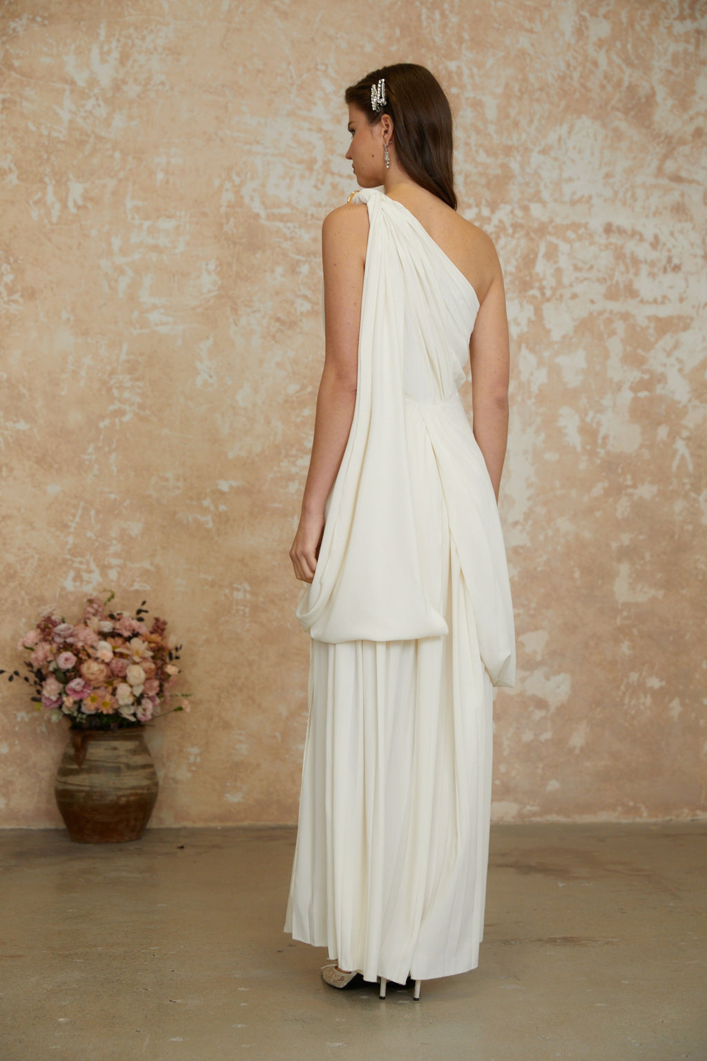 Vestido largo blanco con abertura alta y fruncido, estilo maxi y twisting, de la marca MRNewyork, vestido elegante para mujer.