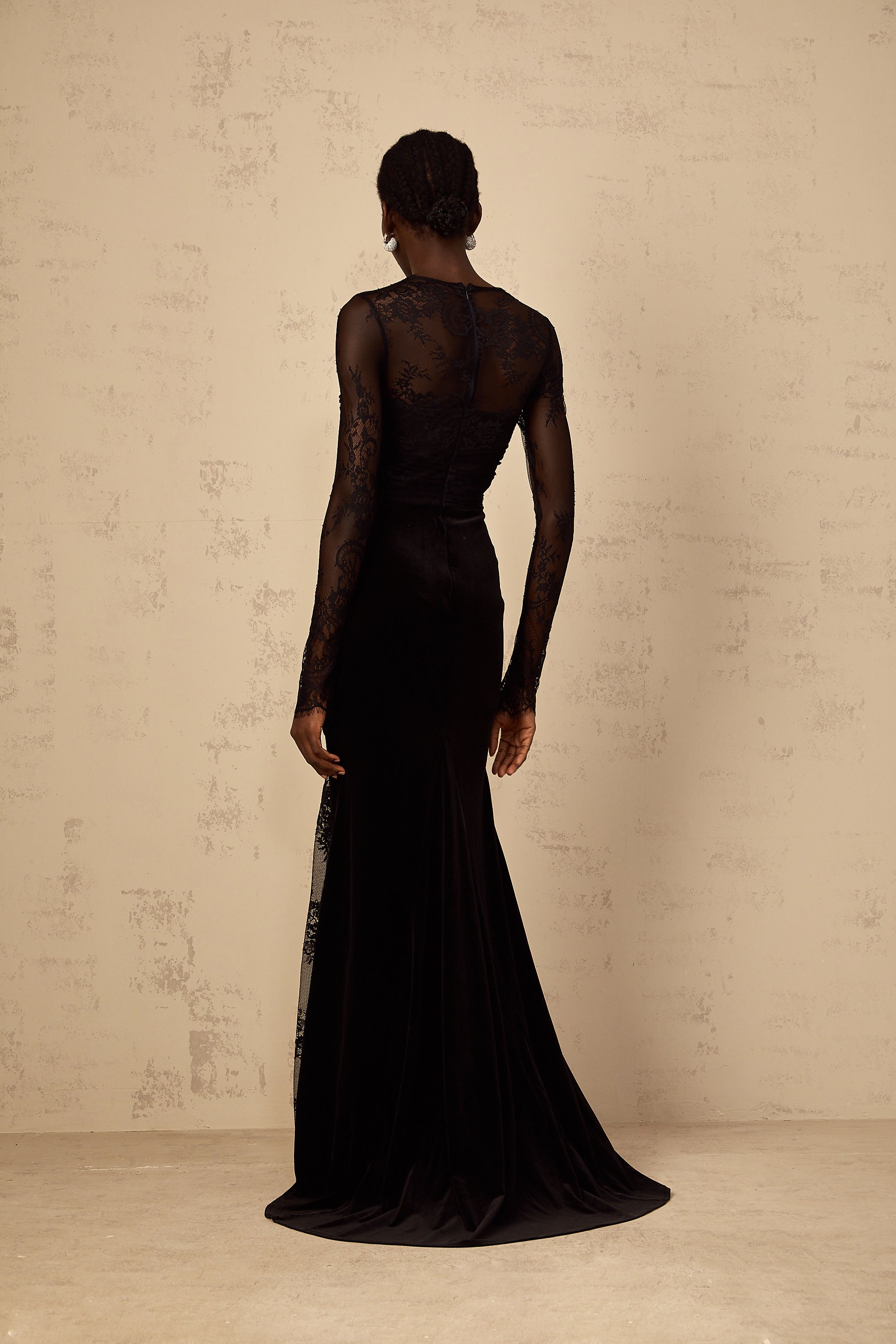 Vestido largo de sirena negro con encaje floral de la marca Final Sale, estilo maxi y diseño ajustado en la parte superior.