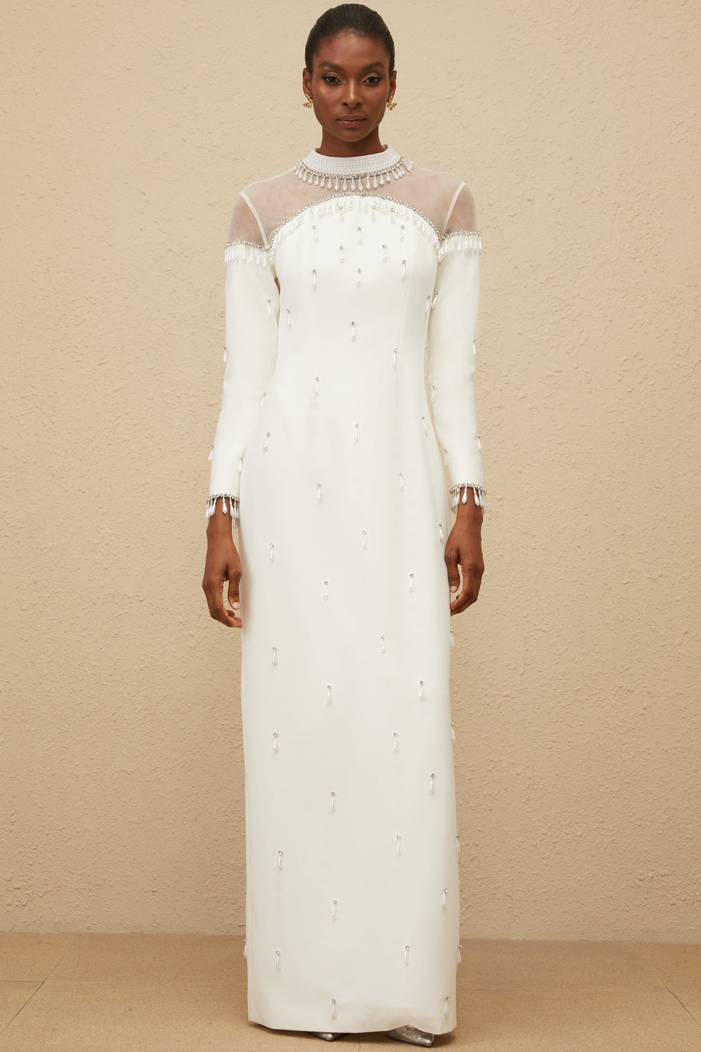 Vestido largo de noche blanco de Céline con detalles adornados y estilo maxi, diseñado para ocasiones elegantes
