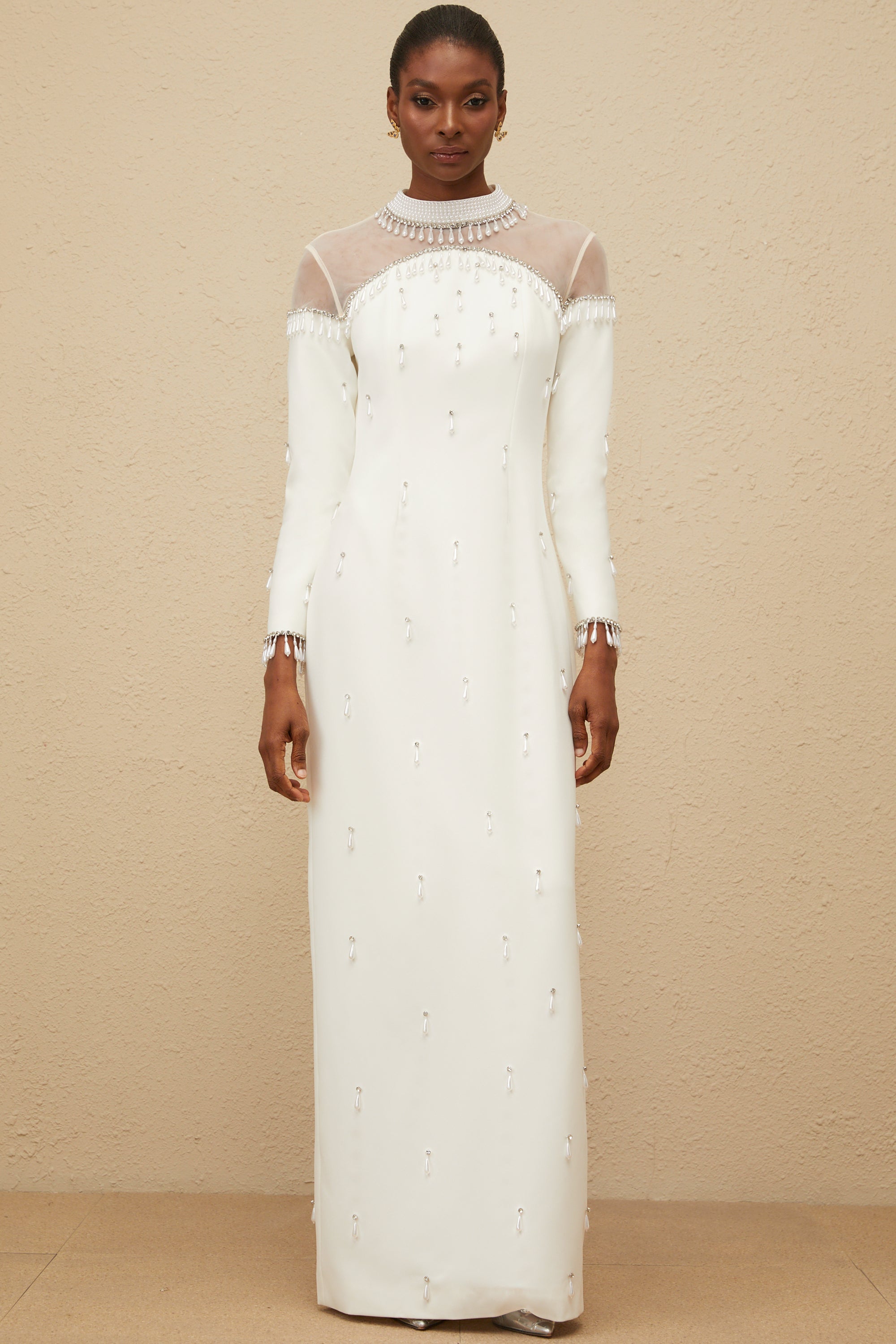 Vestido largo de noche blanco de Céline con detalles adornados y estilo maxi, diseñado para ocasiones elegantes