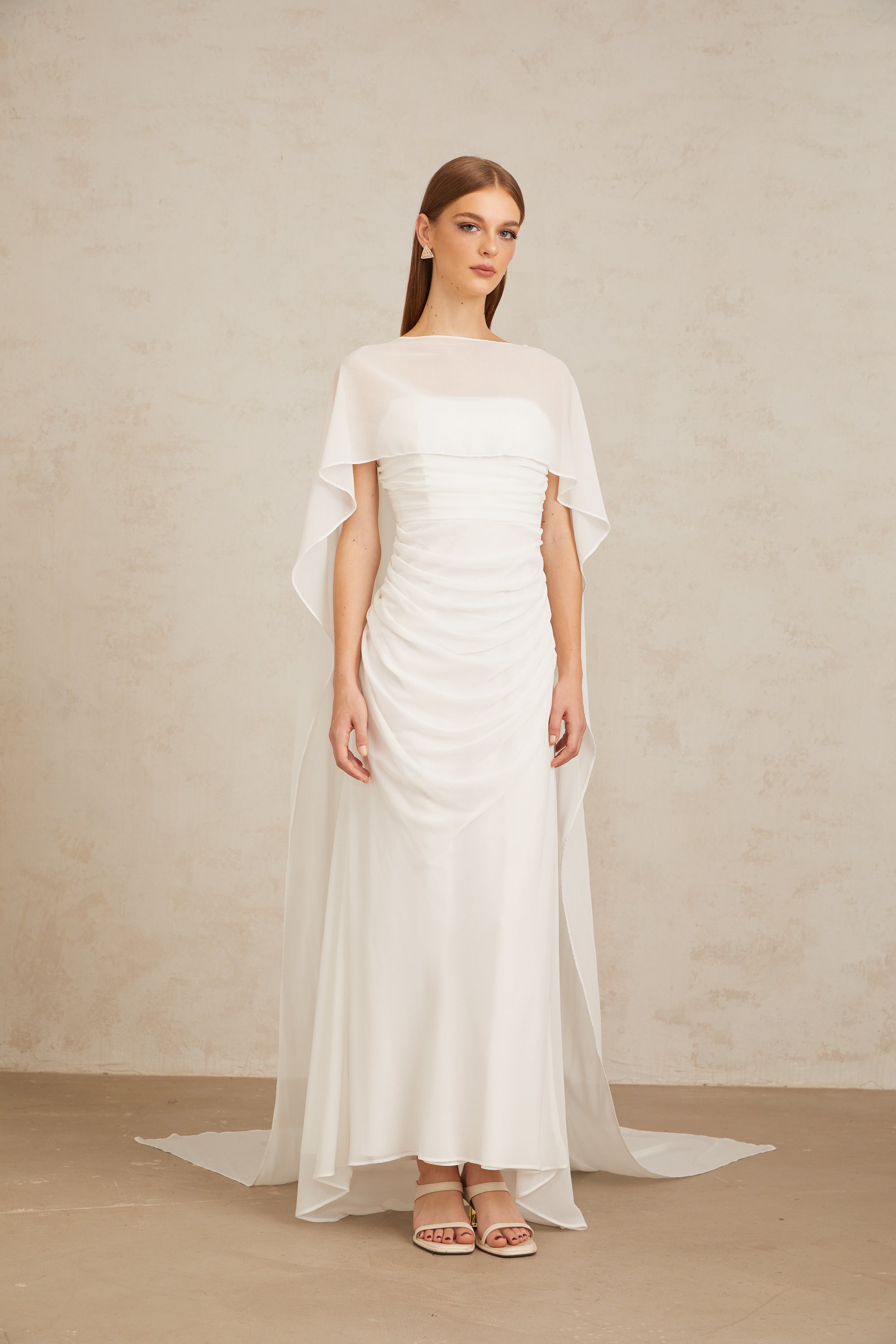 Conjunto de vestido y capa de tul blanco Léonie, con detalles elegantes y delicados, para ocasiones especiales.