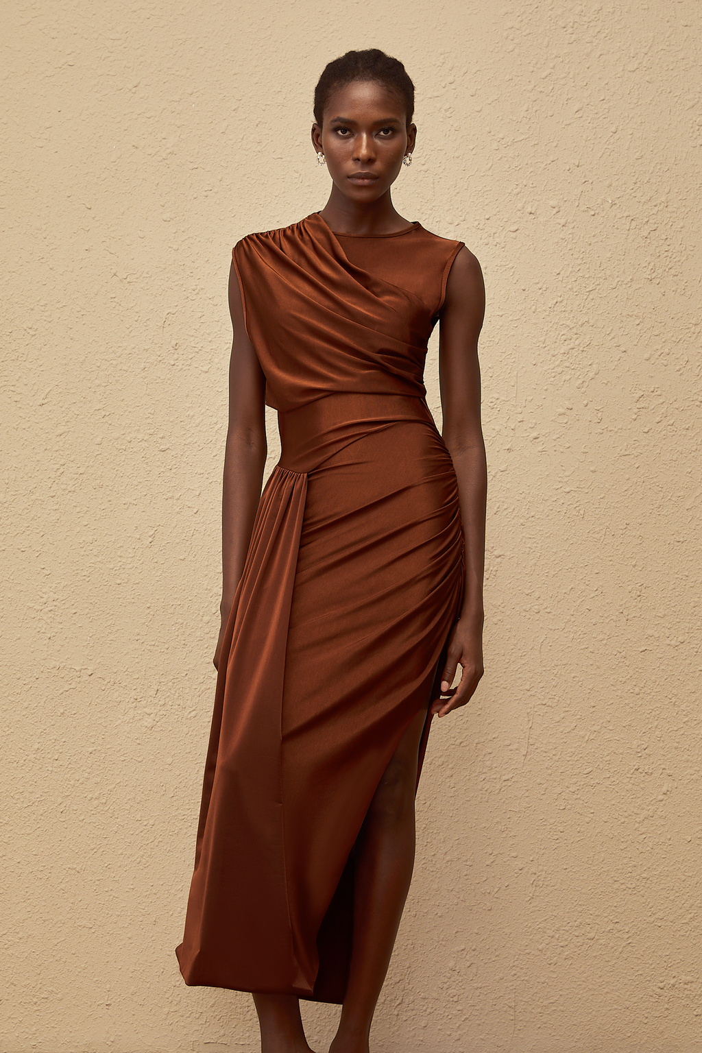 Vestido largo asimétrico con fruncido en color marrón Reine Brown, estilo maxi para ocasiones elegantes.