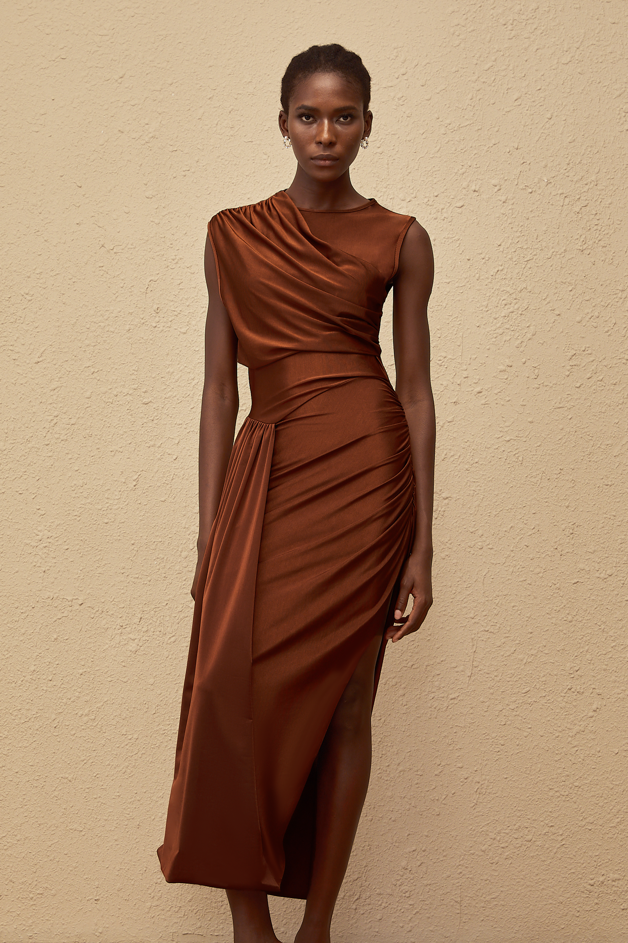 Vestido maxi asimétrico Reine Brown con fruncido, estilo elegante, en color marrón, fabricado por Final Sale.
