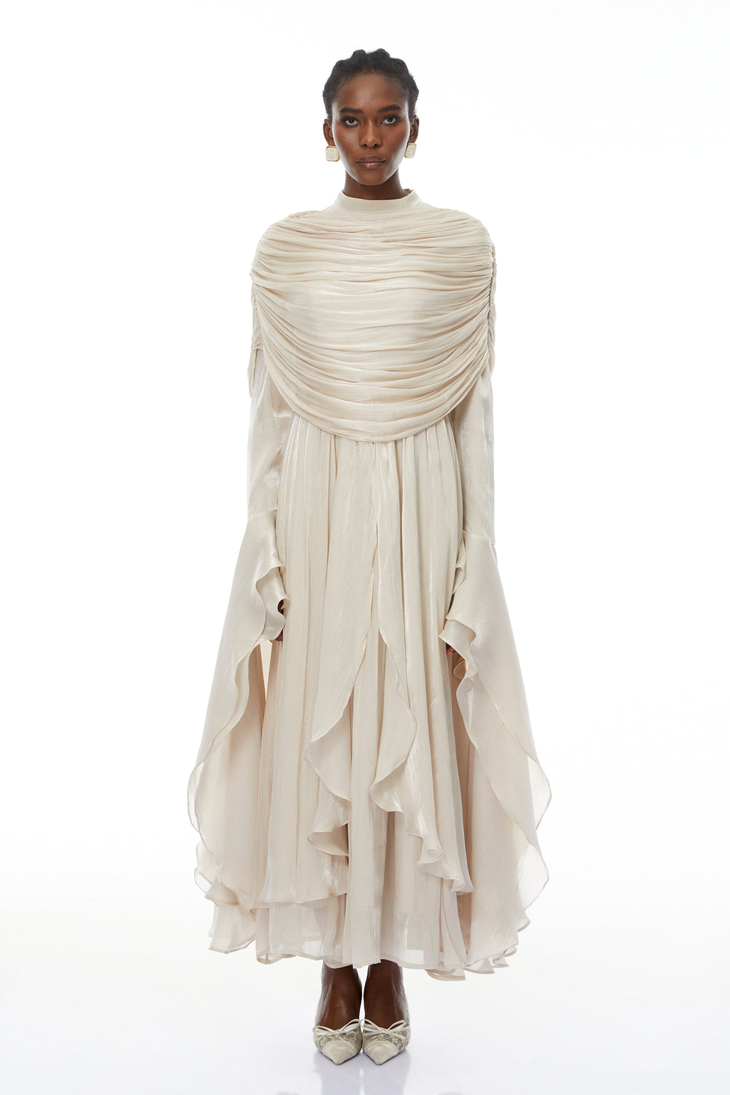 Vestido largo maxi de novia Gustave Neutral con volantes y detalles rizados, estilo capa neutra y elegante.