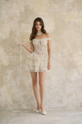 Vestido mini de encaje con estampado floral en tonos neutros de MRNewyork, con detalles delicados y elegante estilo veraniego.
