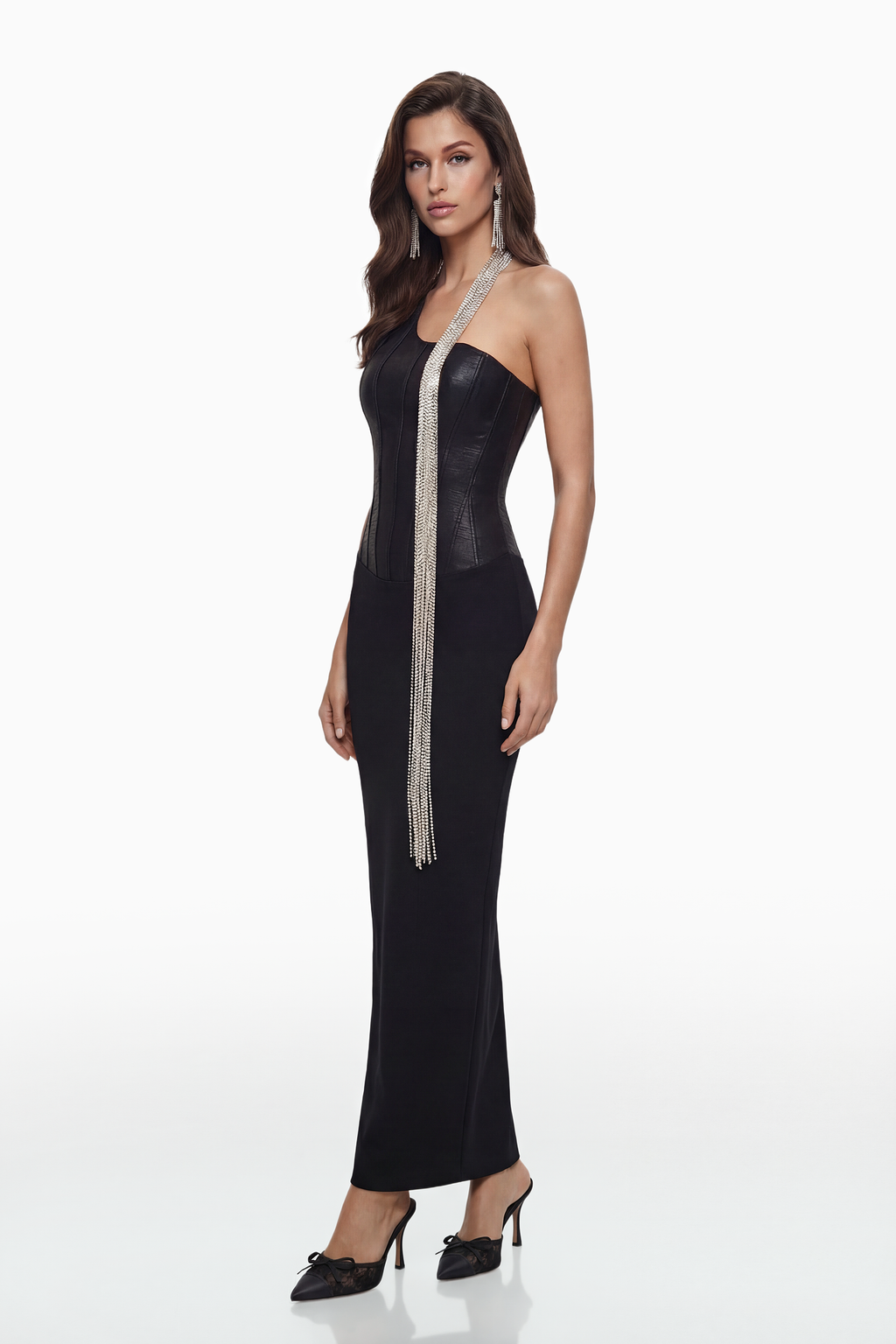 Vestido largo ajustado negro de banda con cadenas de cristal de MRNewyork, con detalles brillantes y elegantes en la parte superior.