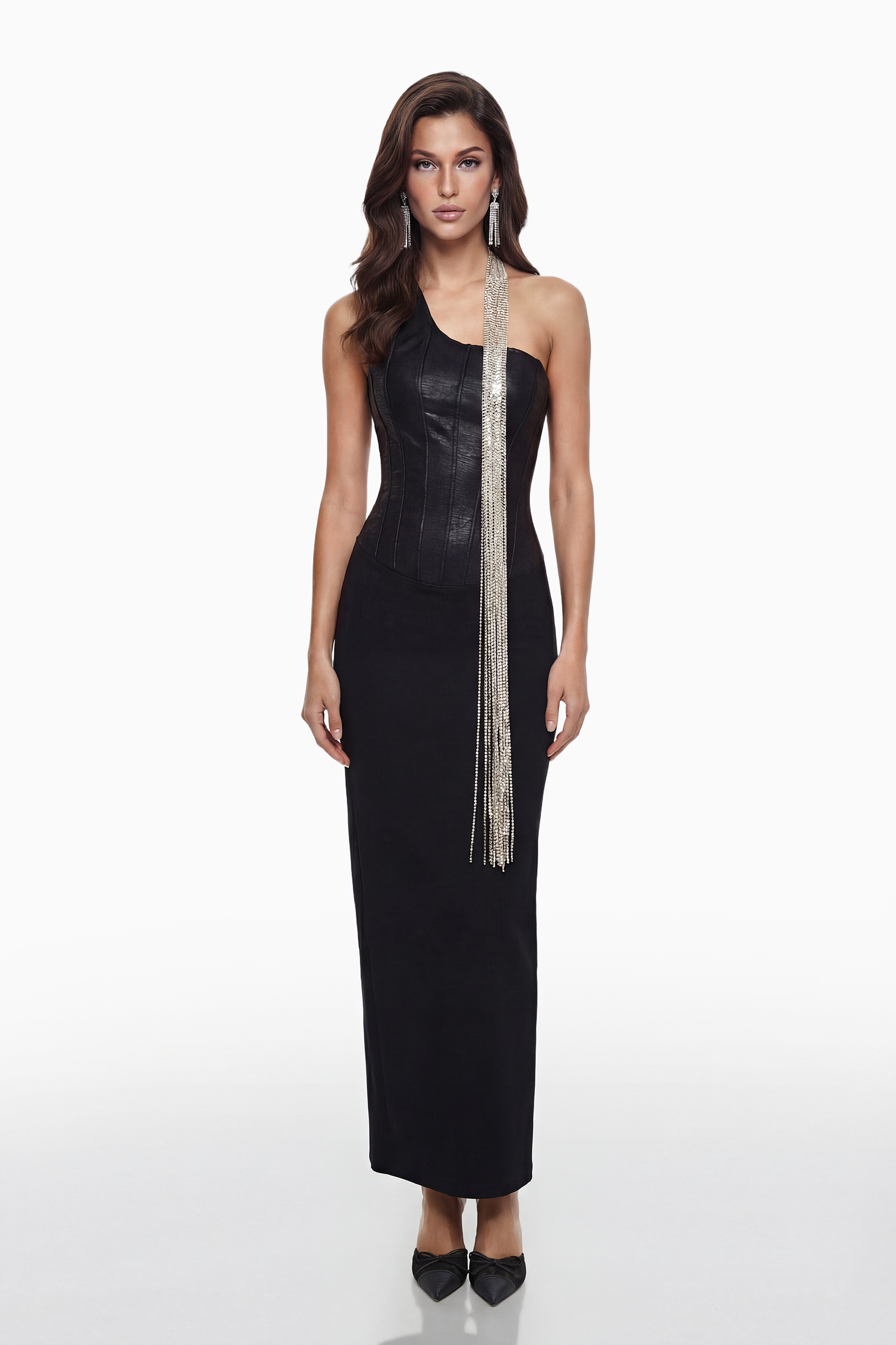 Vestido maxi ajustado negro con bandas y cadenas de cristal, estilo elegante de MRNewyork, visto en la imagen.