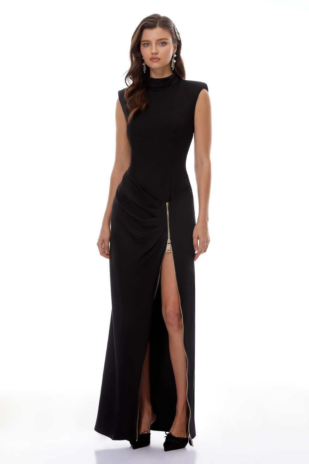 Vestido maxi negro Martina de MRNewyork con detalles de cierre en la parte frontal y escote en V.