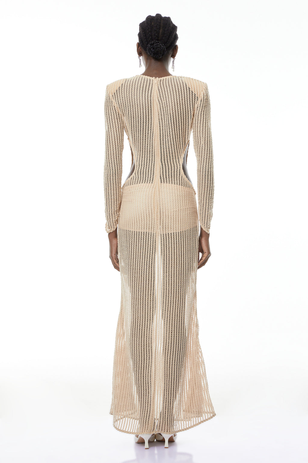 Vestido largo de encaje neutro Martina de MRMelbourne con detalles de corte y diseño maxi.
