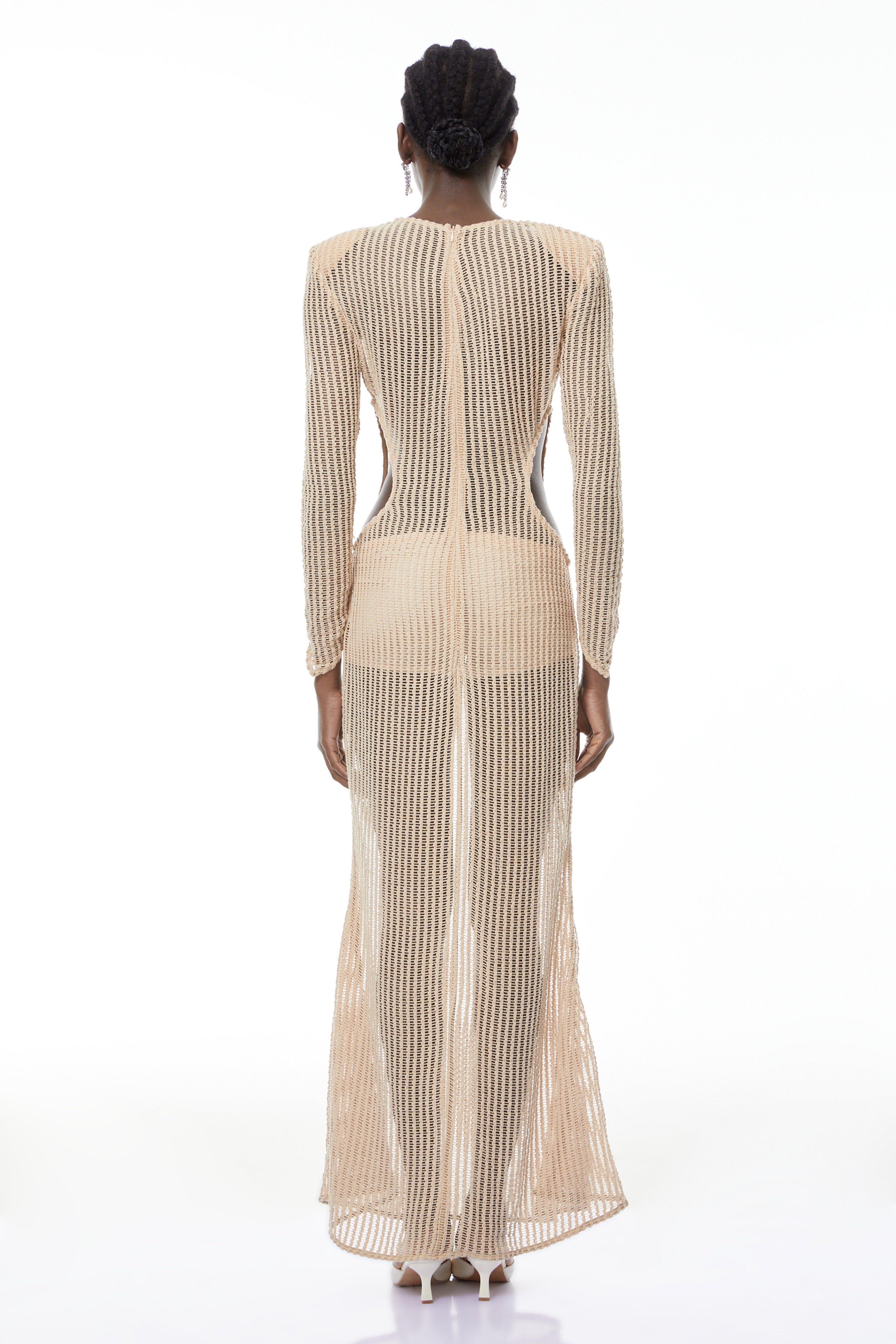 Vestido largo de encaje neutro Martina de MRMelbourne con detalles de corte y diseño maxi.