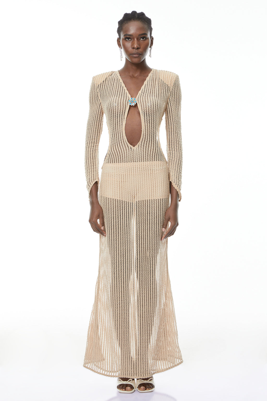 Vestido maxi de crochet neutro Martina de MRMelbourne con detalles de corte y diseño elegante para mujer.