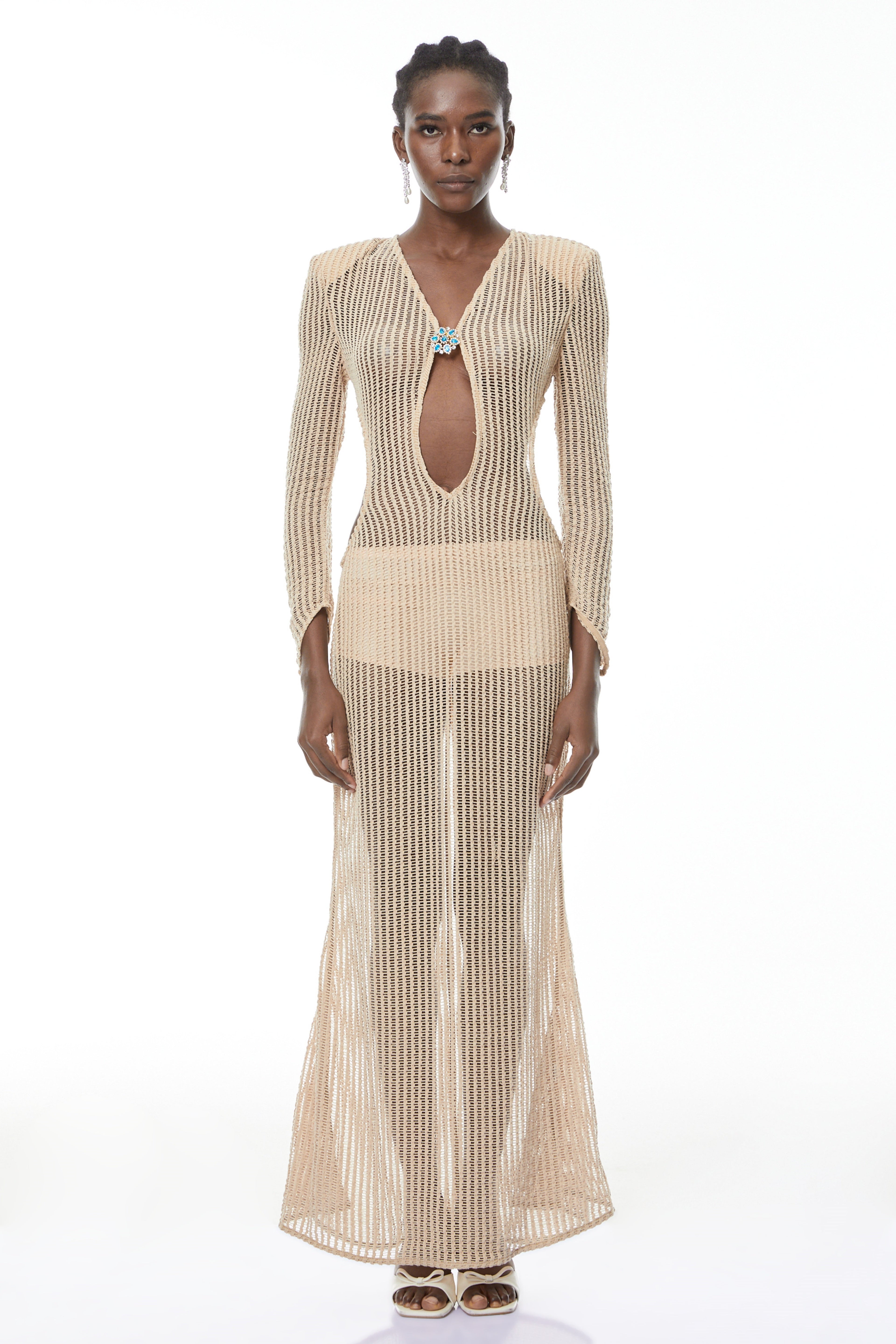 Vestido maxi de crochet neutro Martina de MRMelbourne con detalles de corte y diseño elegante para mujer.