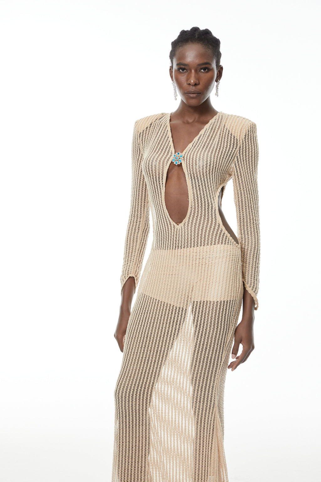 Vestido maxi de crochet neutro Martina de MRMelbourne con detalle de abertura y diseño elegante.