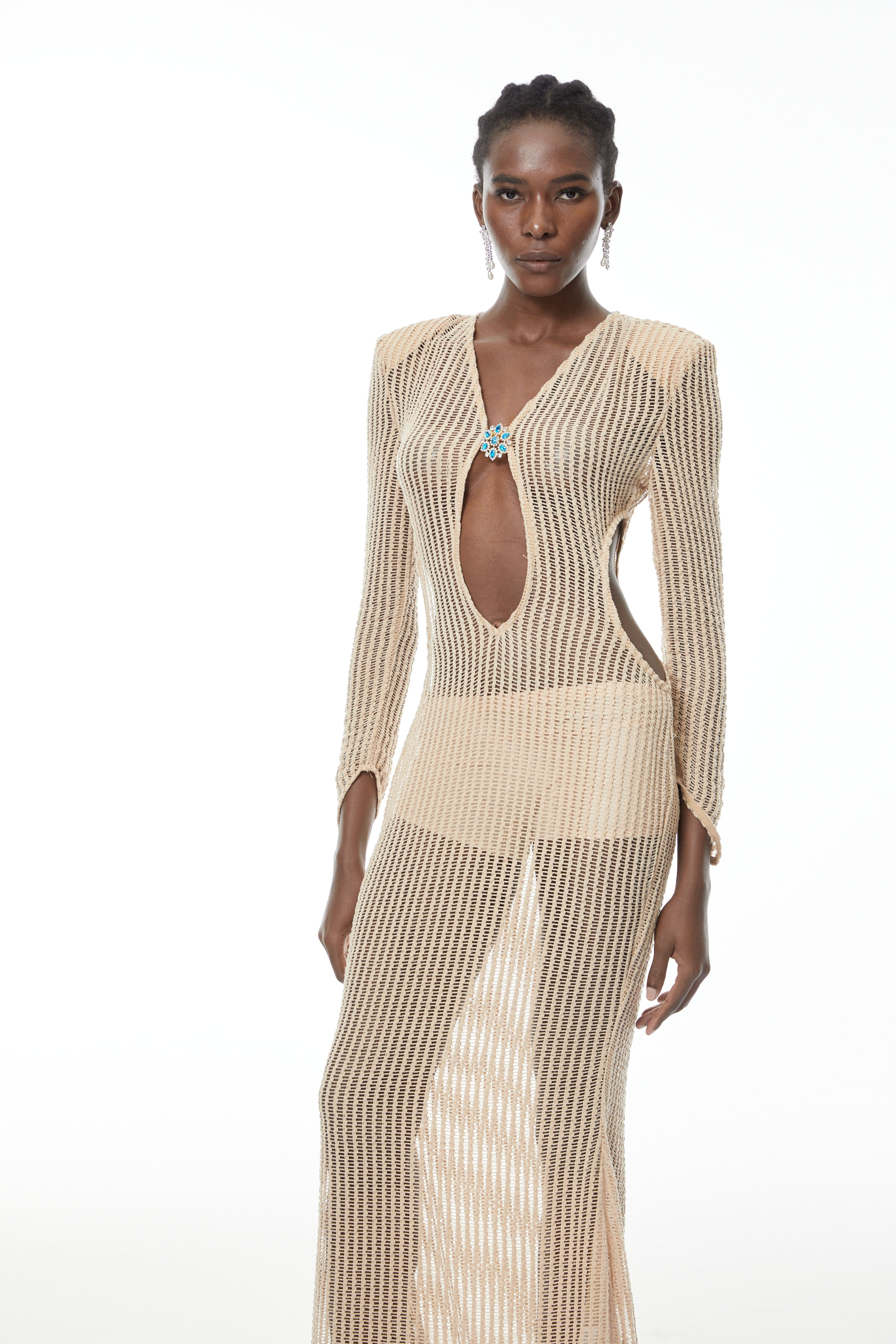 Vestido maxi de crochet neutro Martina de MRMelbourne con detalle de abertura y diseño elegante.
