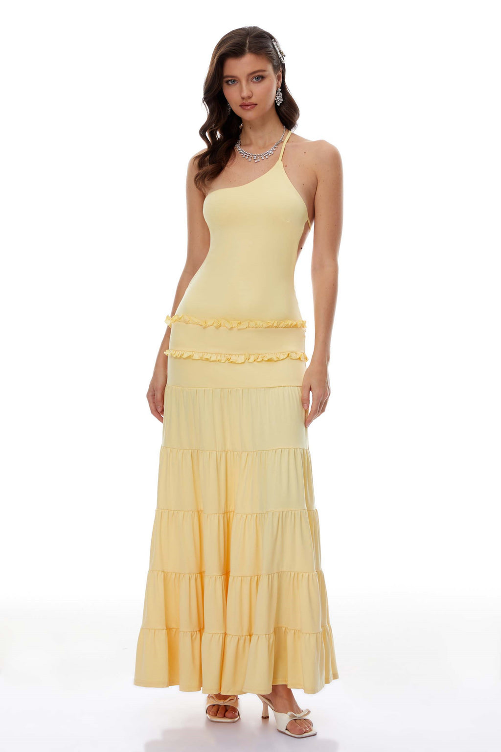 Vestido maxi amarillo con un solo hombro y detalles en capas de la marca MRNewyork, diseñado para un estilo elegante y cómodo.