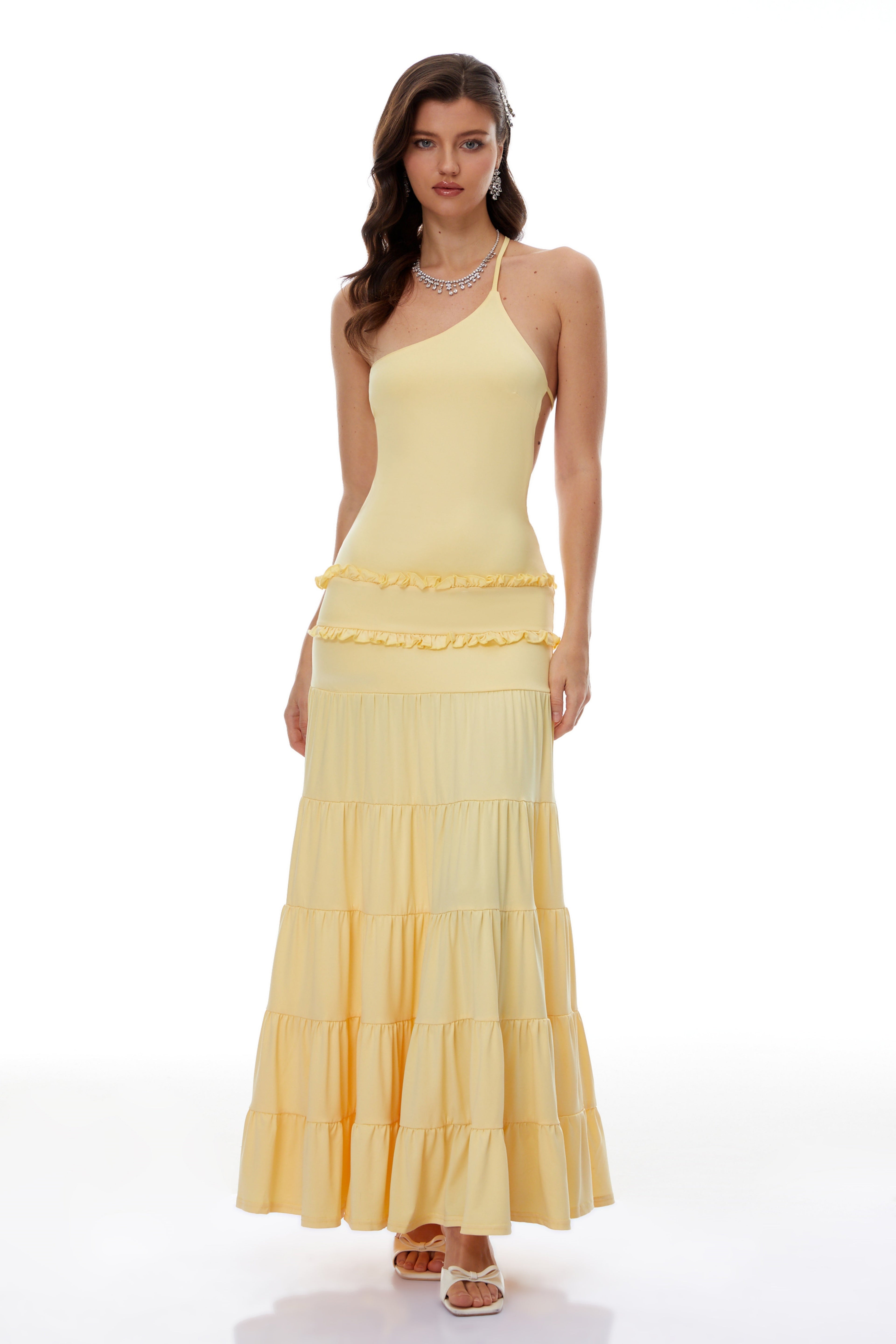 Vestido maxi amarillo de un solo hombro Martina de MRNewyork con fruncido en capas y estilo elegante.