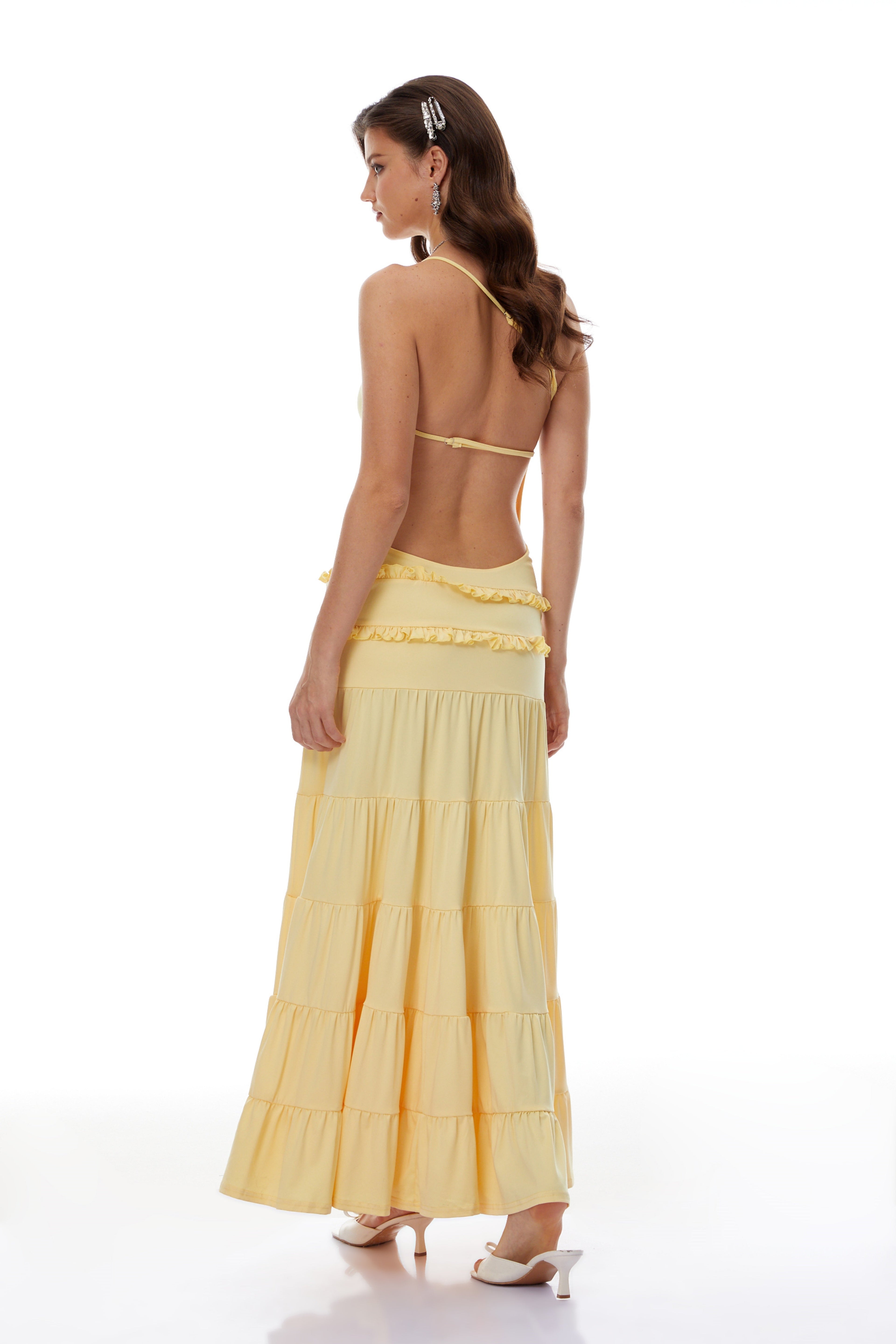Vestido maxi amarillo con hombro en uno y falda en capas, de la marca MRNewyork, diseñado para un estilo elegante y veraniego.